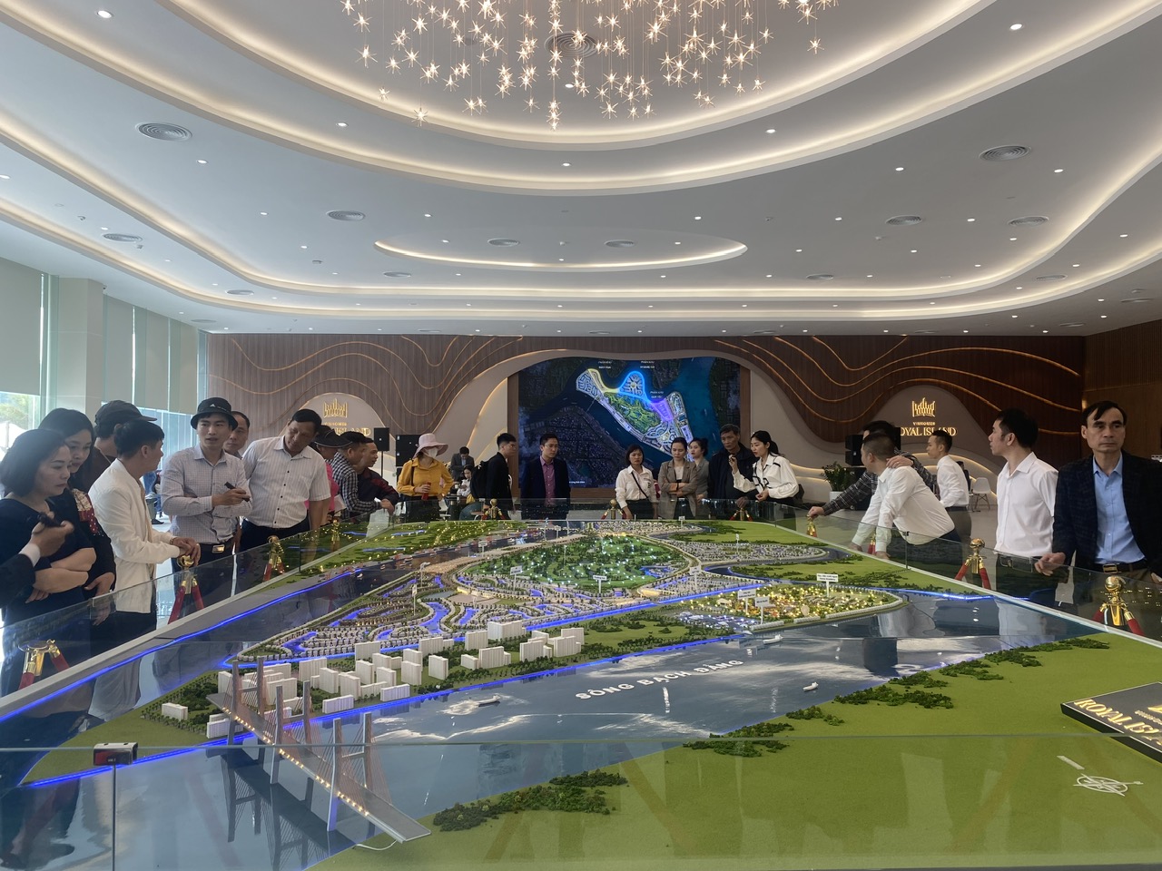 Khách hàng tham quan sa bàn Link Trang Chủ PG88.Com Mới #2026 Vinhomes Royal Island