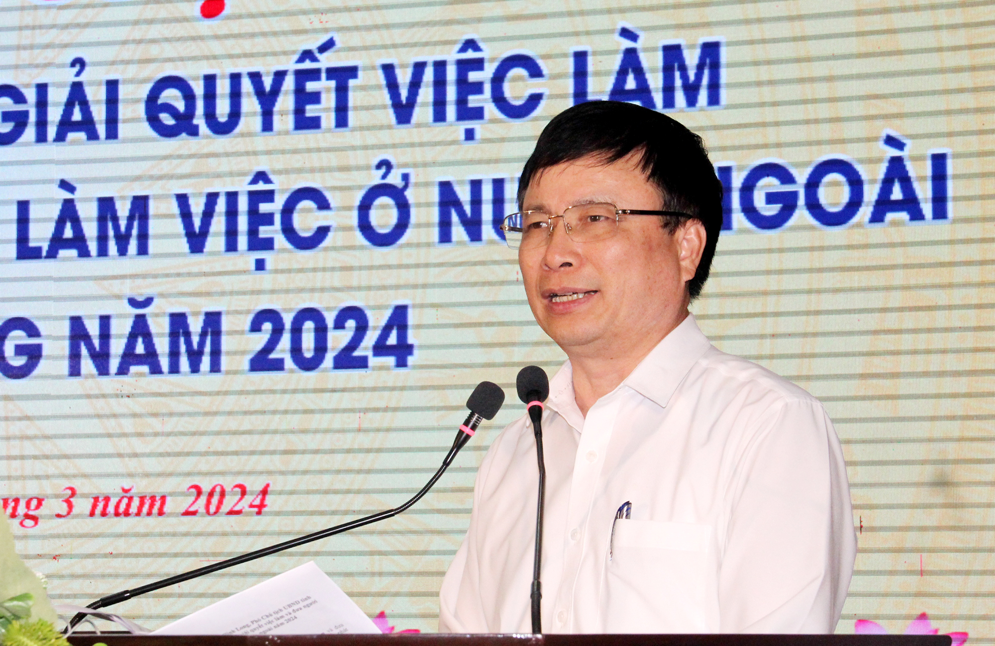 Ph&oacute; Chủ tịch UBND tỉnh Nghệ An B&ugrave;i Đ&igrave;nh Long ph&aacute;t biểu tại hội nghị