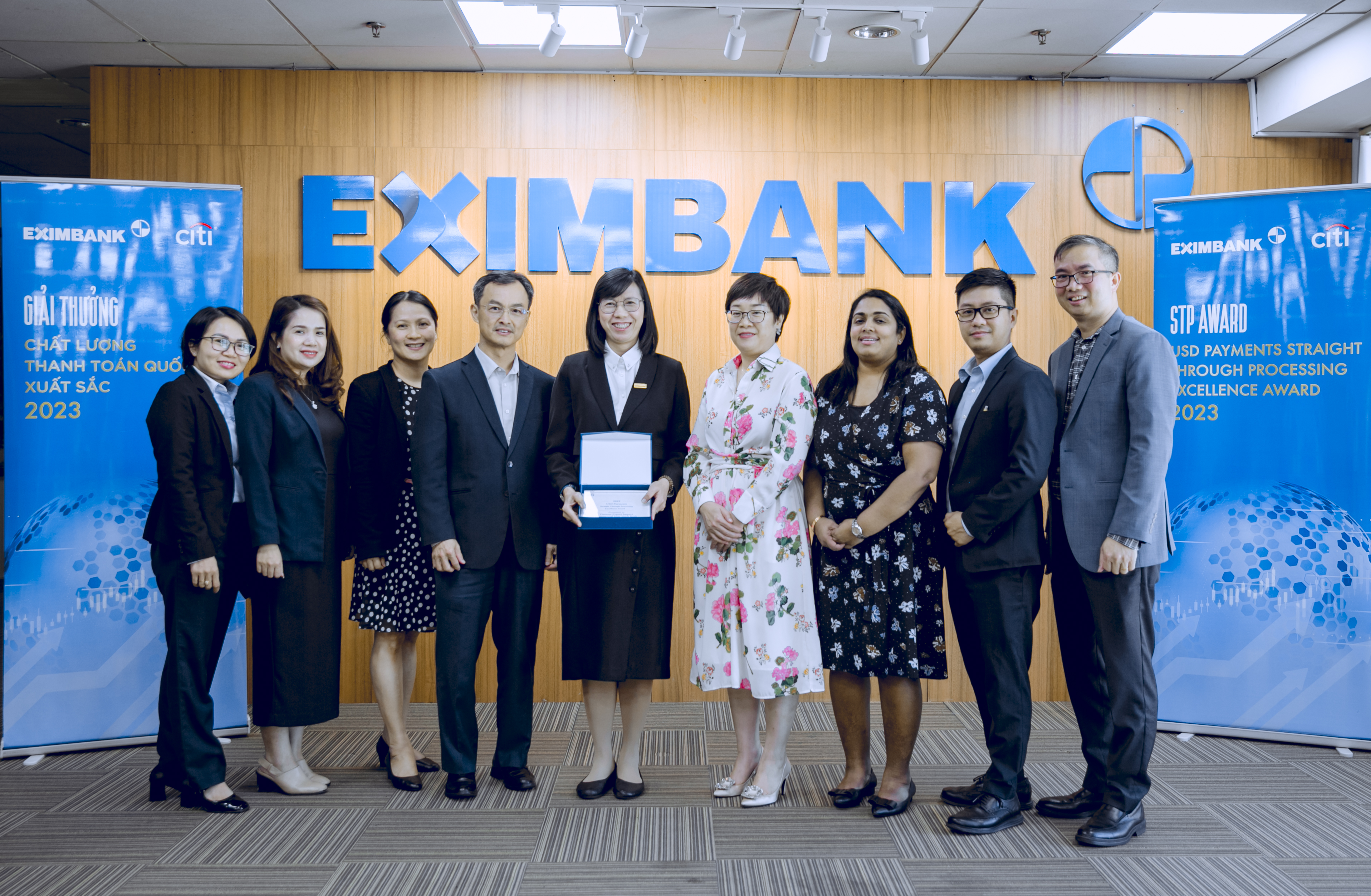 Bà Nguyễn Thị Hồng Phúc - Phó Giám Đốc phụ trách Khối Vận hành Eximbank tiếp nhận giải thưởng này từ bà Lại Minh Thúy, Giám đốc Khối Giải pháp Pg88ok giải trí thể thao, casino, bắn cá và slot và Tài trợ PG88 Sòng bạc trực tuyến TOP 1 Việt Nam | Casino, Nổ Hũ của Citibank.