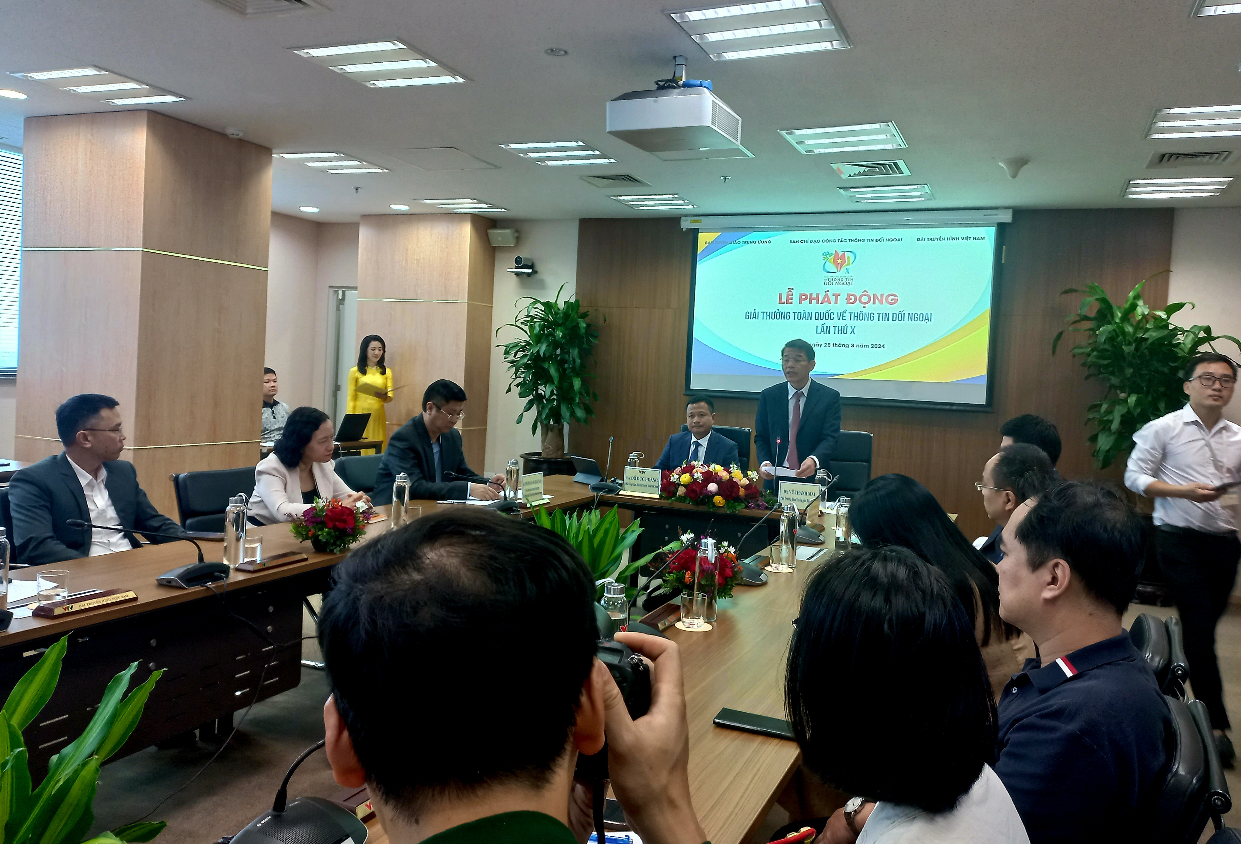 Ban tổ chức th&ocirc;ng tin về giải thưởng.