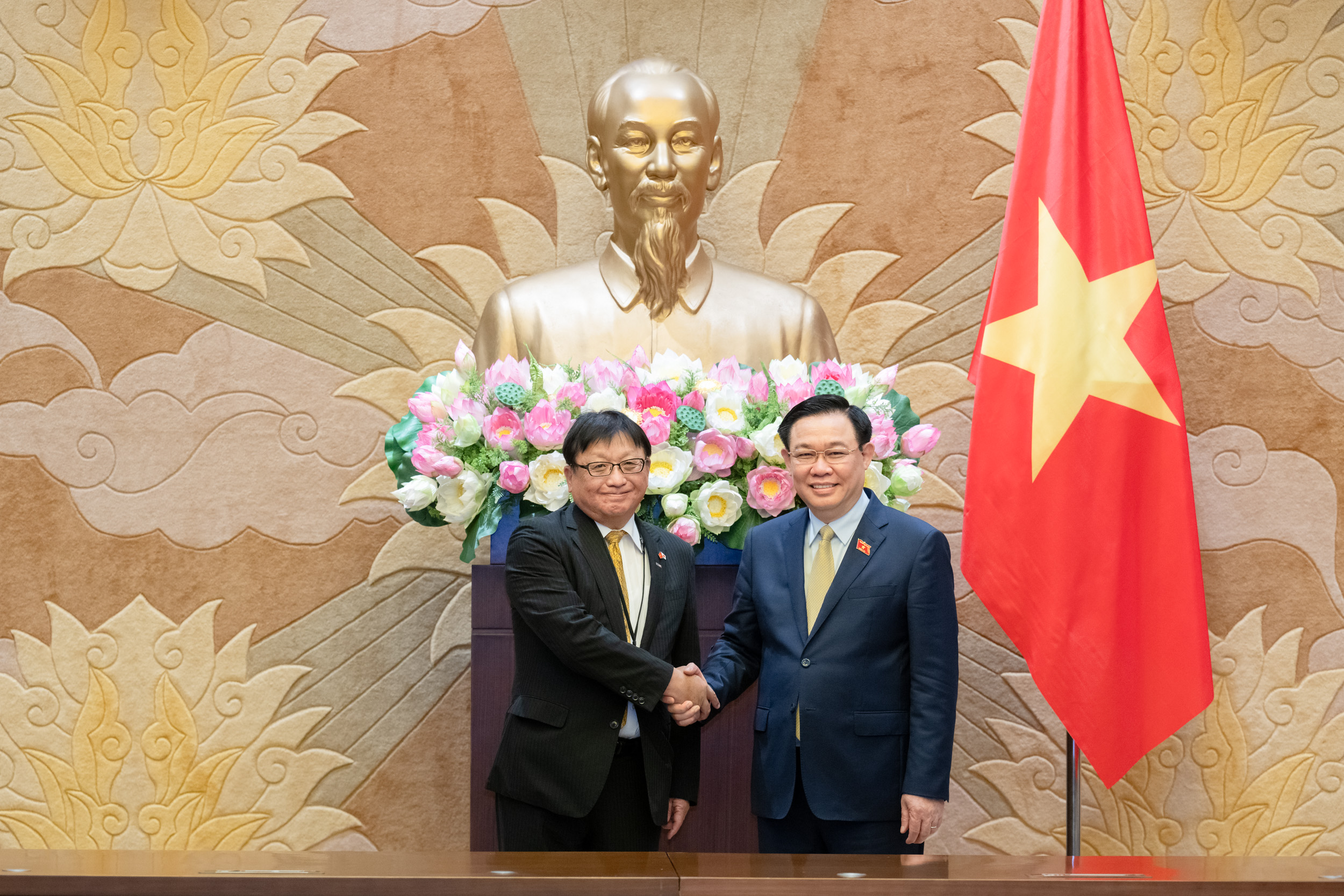 Chủ tịch PG88 ⭐ Link trang chủ số 1 nhà cái PG88 com casino slot Vương Đình Huệ và Chủ tịch Ủy ban PG88 ⭐ Link trang chủ số 1 nhà cái PG88 com casino slot Nhật – Việt Masayoshi Fujimoto. Ảnh: PG88 ⭐ Link trang chủ số 1 nhà cái PG88 com casino slot