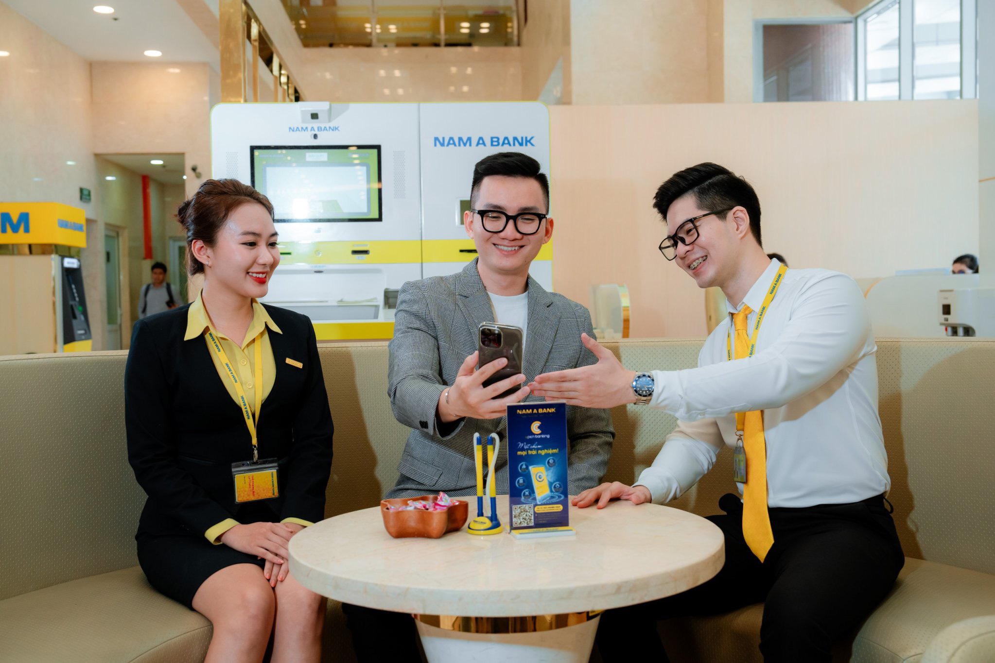 Kh&aacute;ch h&agrave;ng giao dịch tại Nam A Bank.