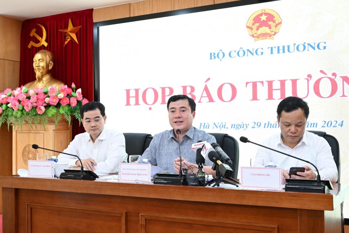 Thứ trưởng Bộ C&ocirc;ng Thương Nguyễn Sinh Nhật T&acirc;n chủ tr&igrave; họp b&aacute;o.