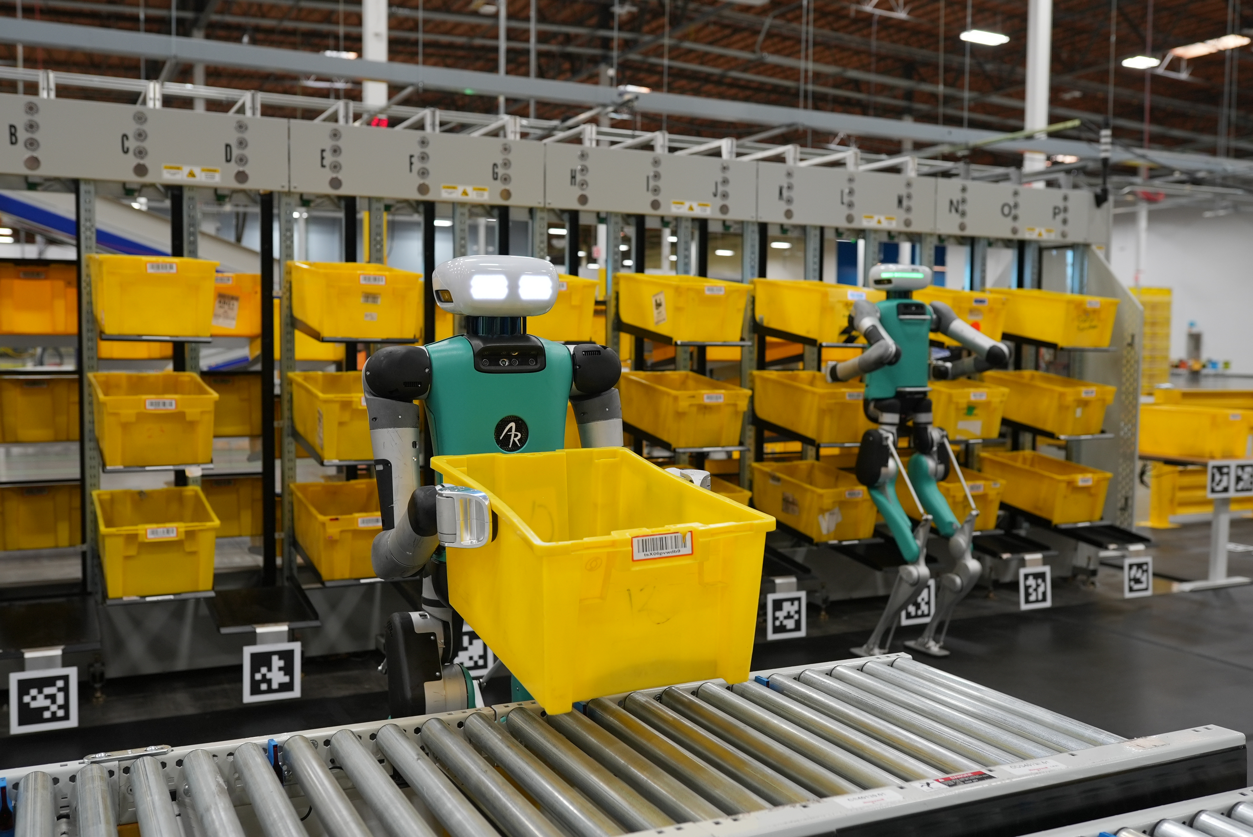 C&aacute;c nh&acirc;n vi&ecirc;n tại một nh&agrave; kho gần Seattle, Mỹ của Amazon gần đ&acirc;y đ&atilde; quen với một &ldquo;đồng nghiệp&rdquo; mới.