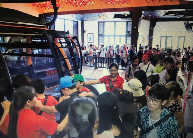 Kh&aacute;ch du lịch đến B&agrave; N&agrave; trong những ng&agrave;y đầu năm mới.