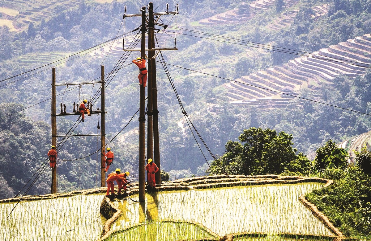 Cung cấp điện cho n&ocirc;ng th&ocirc;n, miền n&uacute;i v&agrave; hải đảo bằng lưới điện quốc gia.