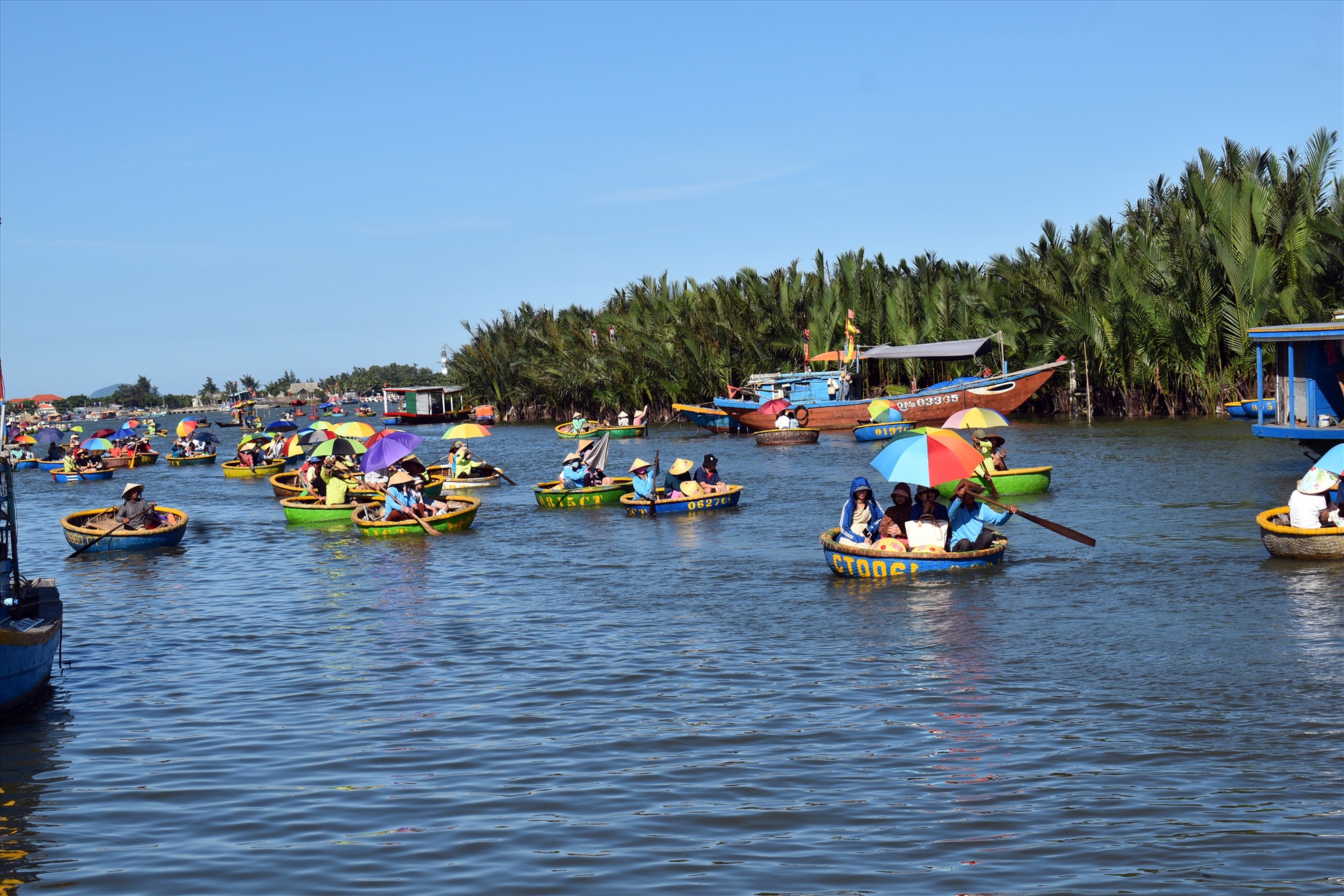 Ch&egrave;o thuyền th&uacute;ng tr&ecirc;n s&ocirc;ng- loại h&igrave;nh Du lịch s&ocirc;ng nước được đ&ocirc;ng đảo du kh&aacute;ch ưa chuộng.