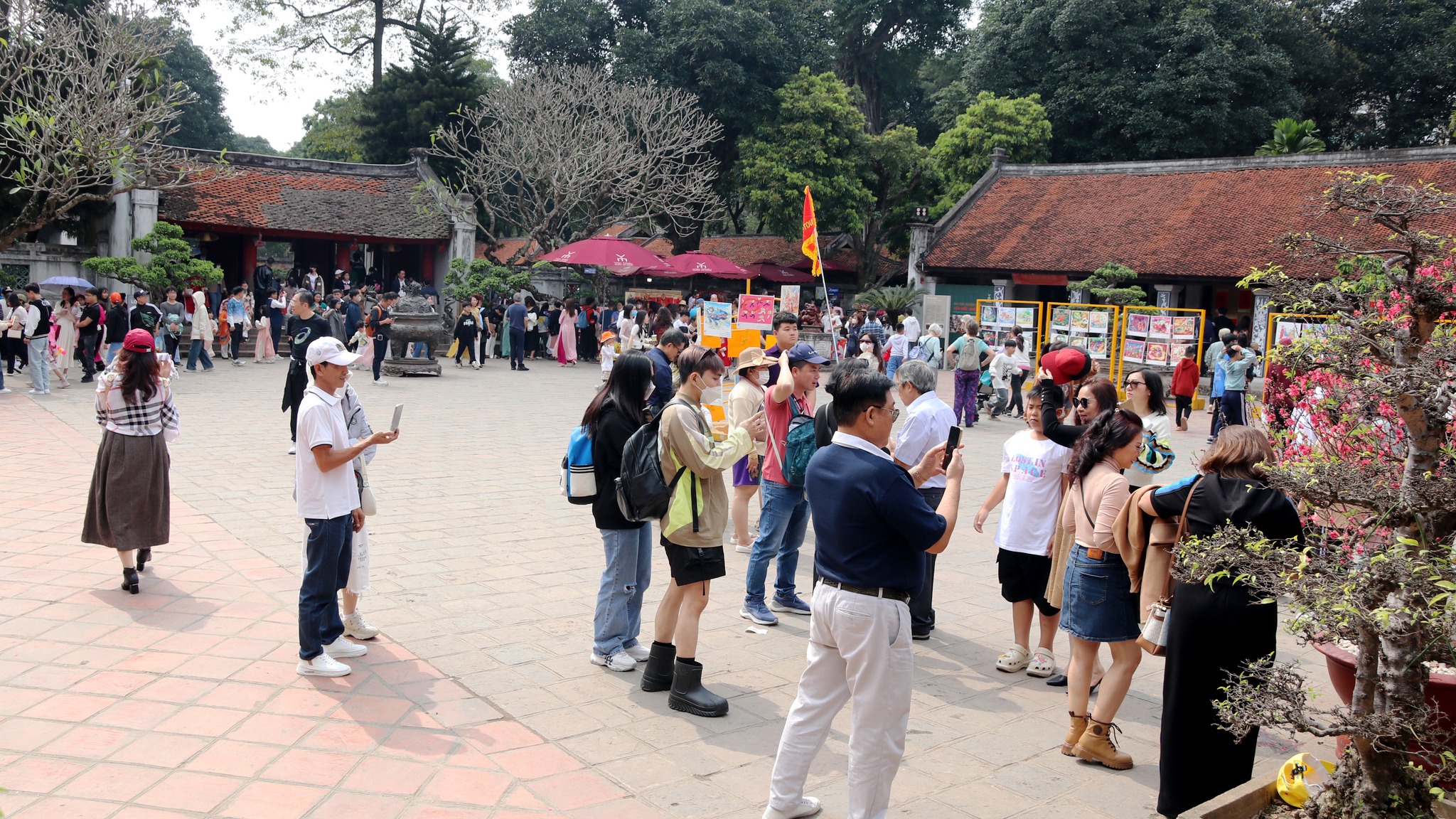 T&iacute;nh chung trong qu&yacute; 1/2024, tổng kh&aacute;ch du lịch đến Thủ đ&ocirc; ước đạt 6,54 triệu lượt kh&aacute;ch.