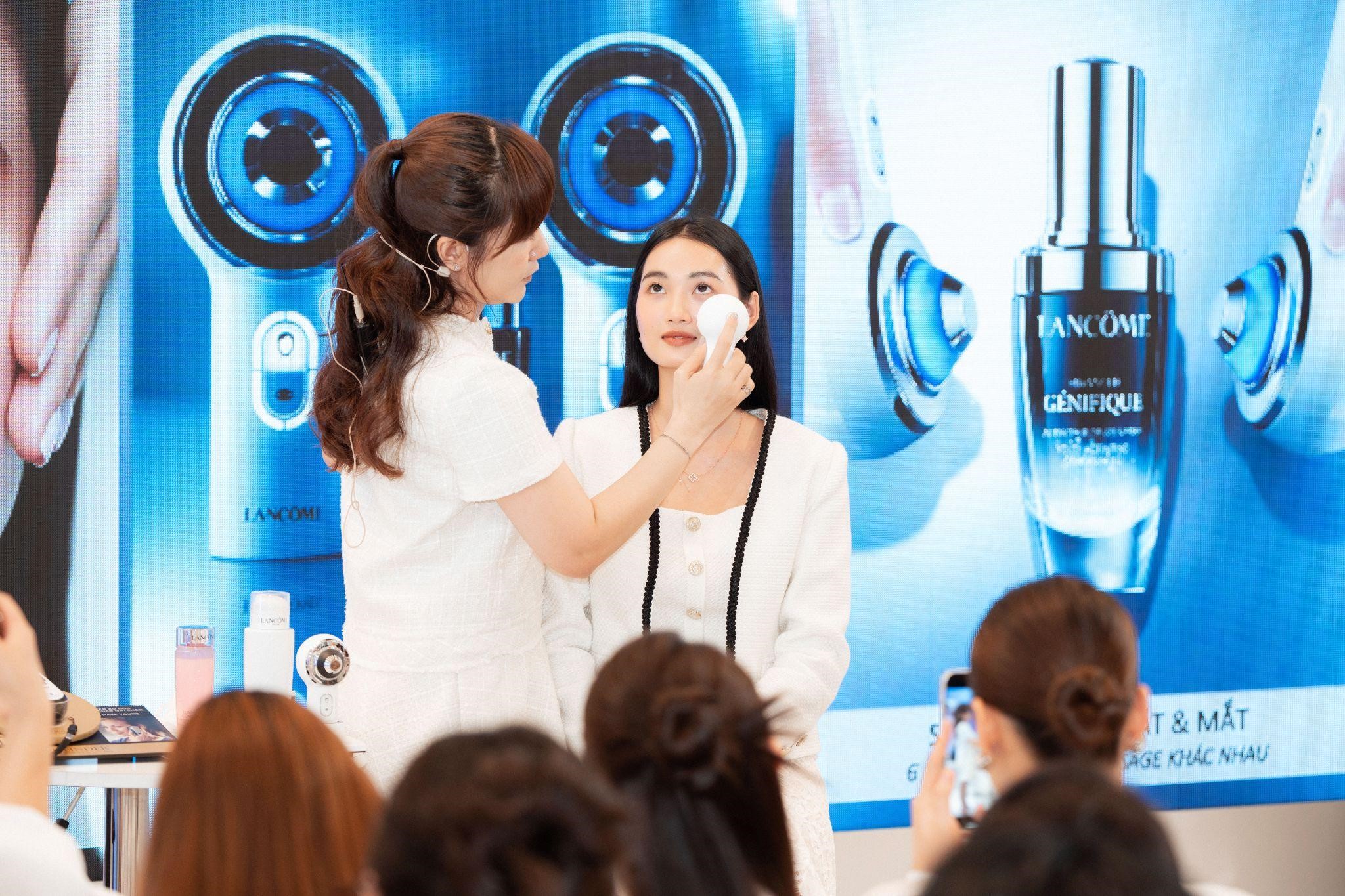 M&aacute;y massage đẩy tinh chất &aacute;p dụng c&ocirc;ng nghệ ti&ecirc;n tiến nhất của Lanc&ocirc;me.
