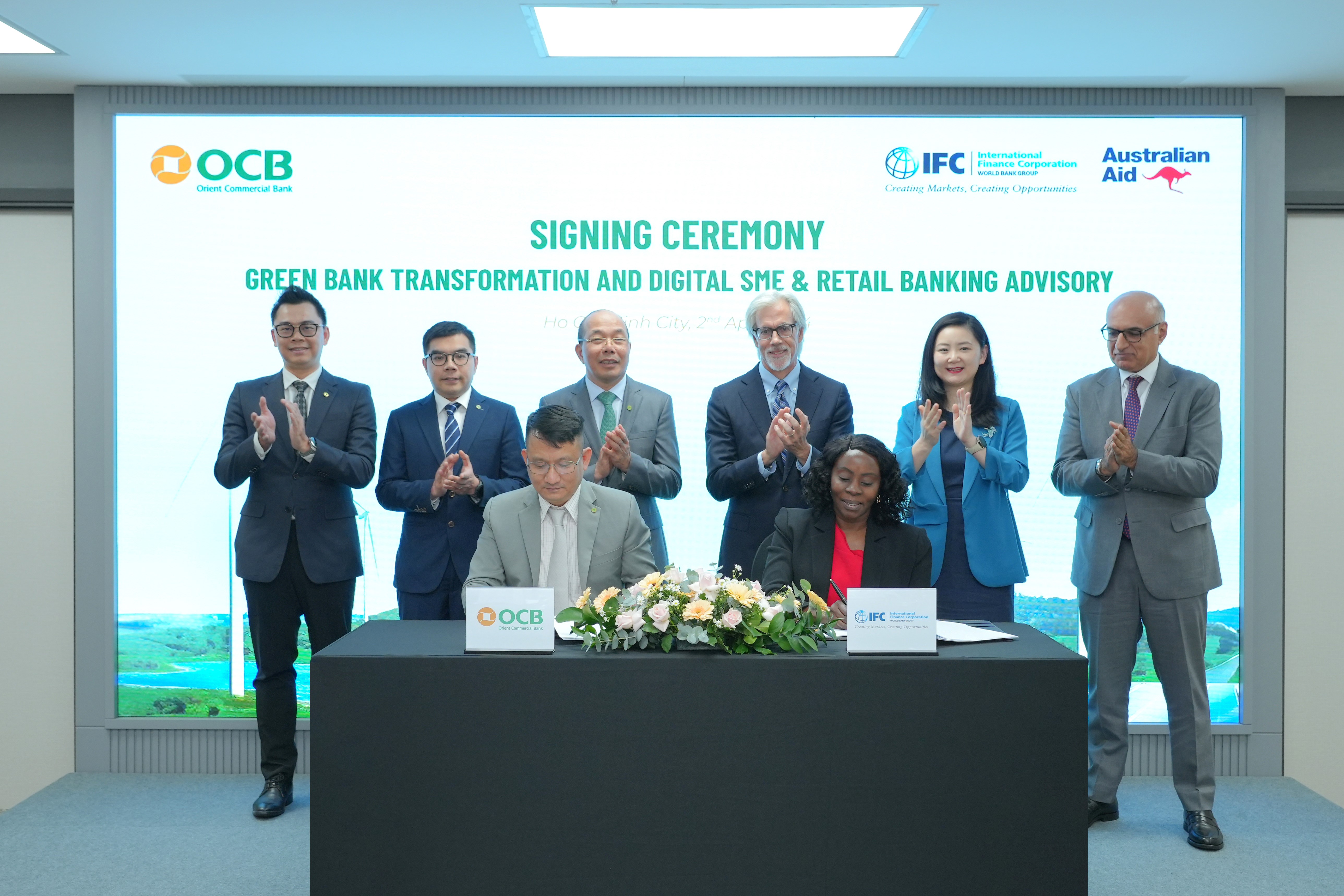 Đại diện OCB và IFC thực hiện ký kết thỏa thuận tư vấn chuyển đổi Pg88 com chính chủ xanh và dịch vụ Pg88 com chính chủ số.