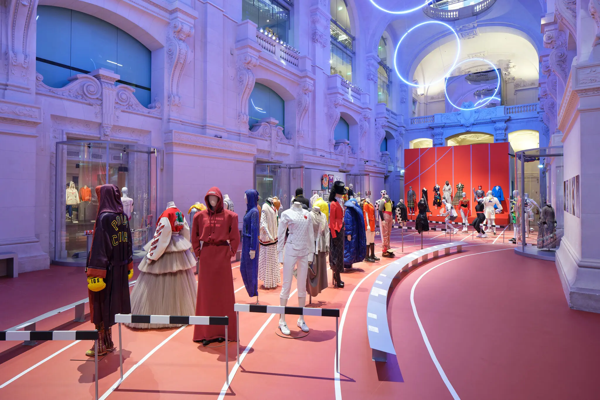 Những thiết kế lấy cảm hứng từ thể thao của Jean Paul Gaultier, Virgil Abloh v&agrave; Maria Grazia Chiuri l&agrave; một phần của triển l&atilde;m &ldquo;Thời trang v&agrave; Thể thao&rdquo; tại Mus&eacute;e des Arts D&eacute;coratifs ở Paris tới đ&acirc;y.