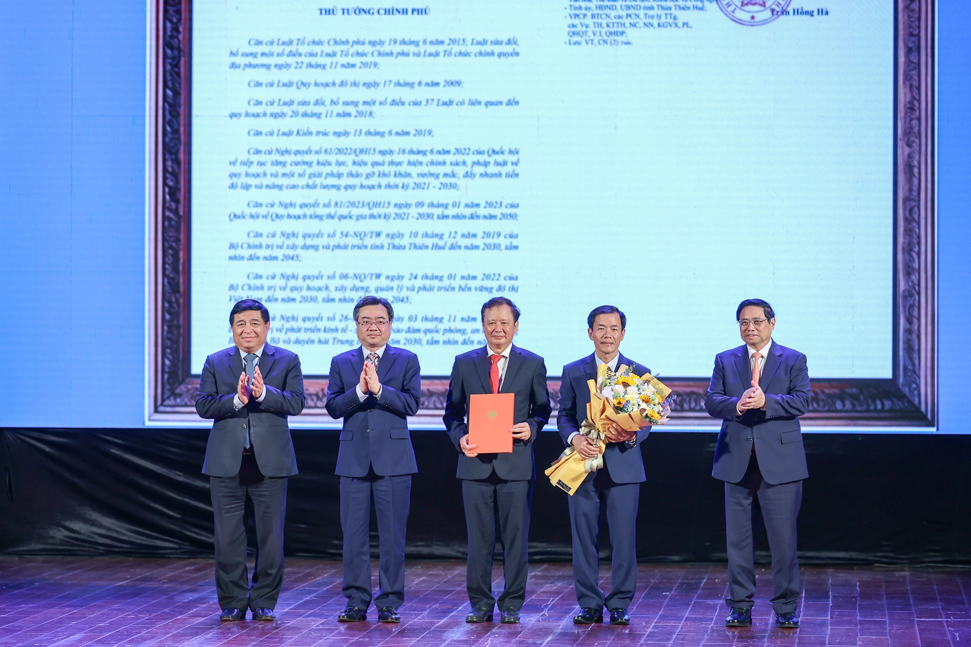 Thủ tướng Ch&iacute;nh phủ trao Quyết định ph&ecirc; duyệt Quy hoạch chung đ&ocirc; thị tỉnh Thừa Thi&ecirc;n Huế đến năm 2045, tầm nh&igrave;n đến năm 2065 cho l&atilde;nh đạo tỉnh Thừa Thi&ecirc;n Huế