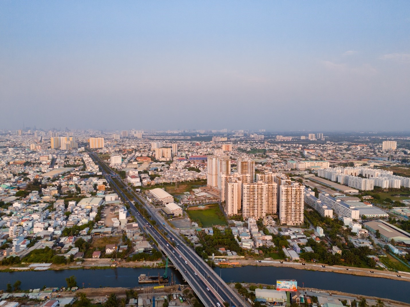 Akari City tọa lạc tr&ecirc;n mặt tiền đại lộ V&otilde; Văn Kiệt.