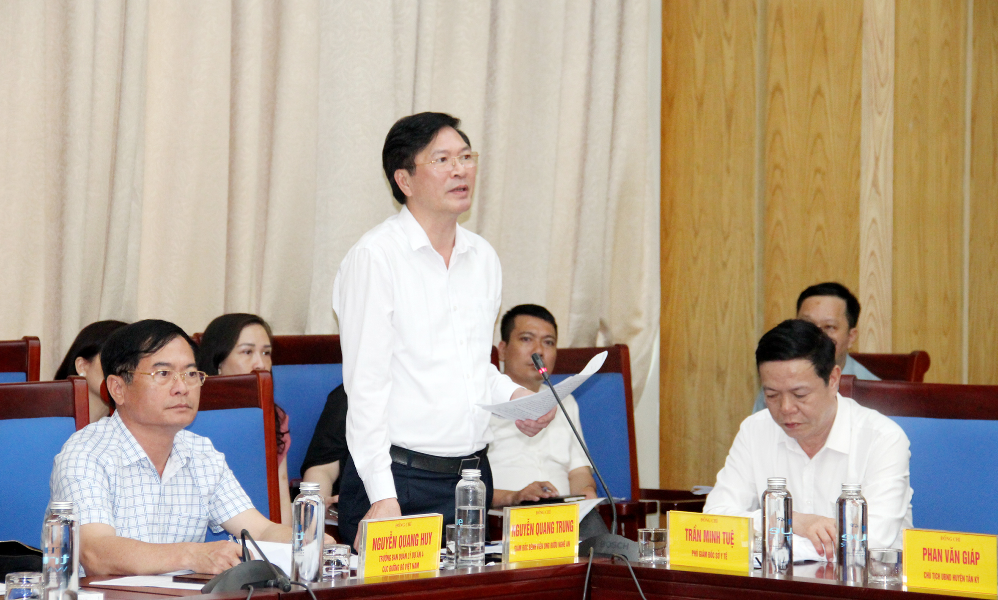 Gi&aacute;m đốc Bệnh viện Ung bướu Nghệ An Nguyễn Quang Trung b&aacute;o c&aacute;o tiến độ dự &aacute;n x&acirc;y dựng Bệnh viện giai đoạn 2