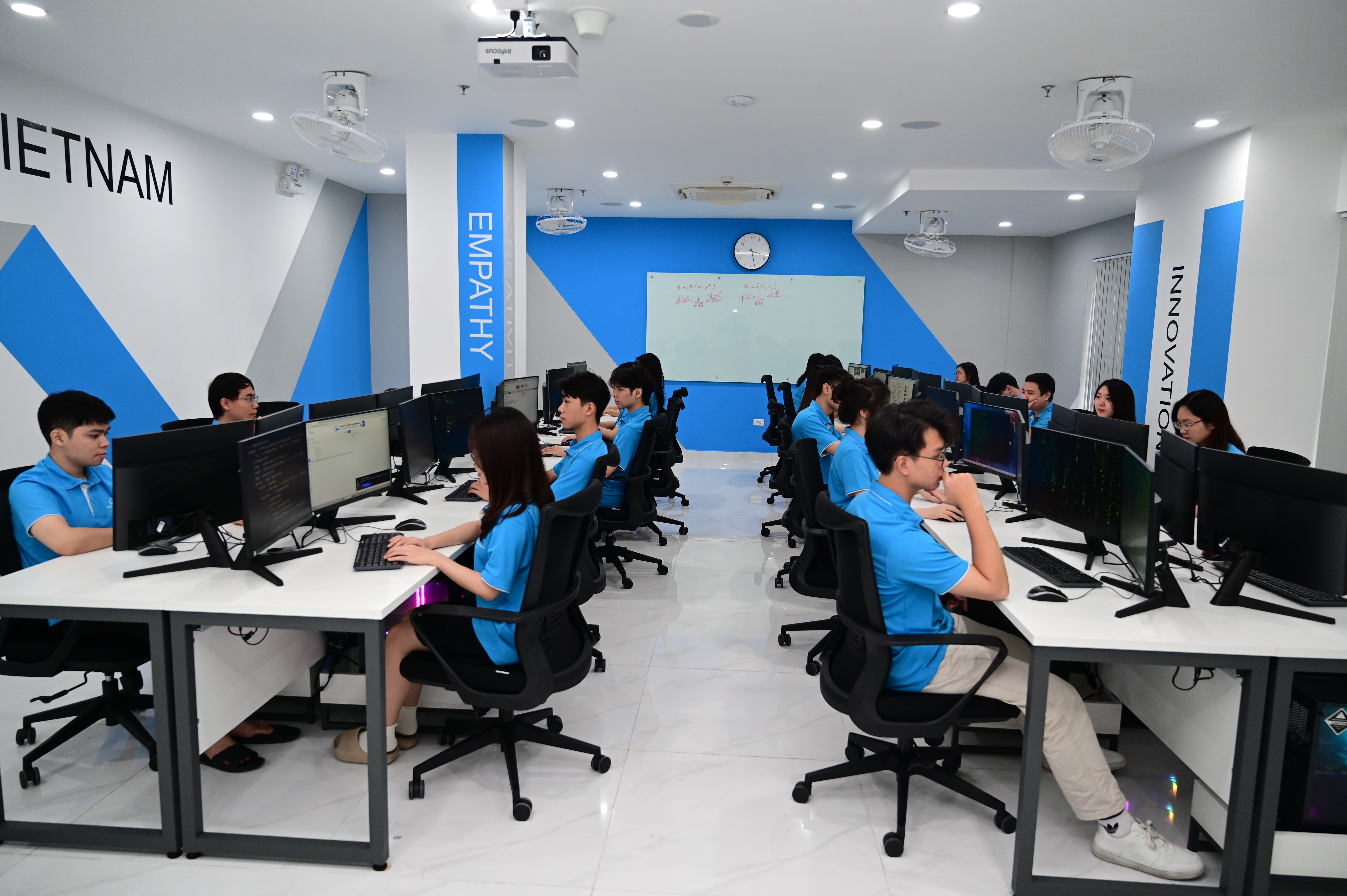 Hệ thống ph&ograve;ng lab chuẩn quốc tế phục vụ đ&agrave;o tạo c&aacute;c ng&agrave;nh C&ocirc;ng nghệ tại Trường Đại học CMC Ảnh: (CMC).