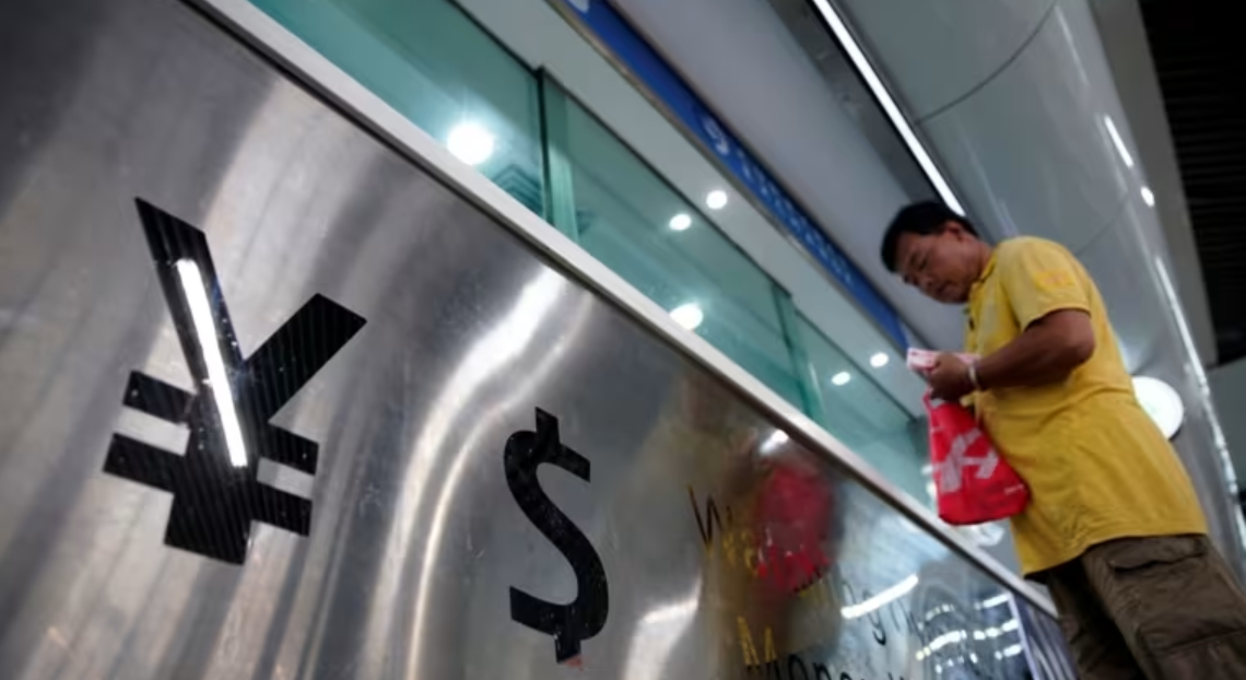 Đồng y&ecirc;n đang giao dịch ở mức thấp nhất so với USD kể từ năm 1990 - Ảnh: Reuters