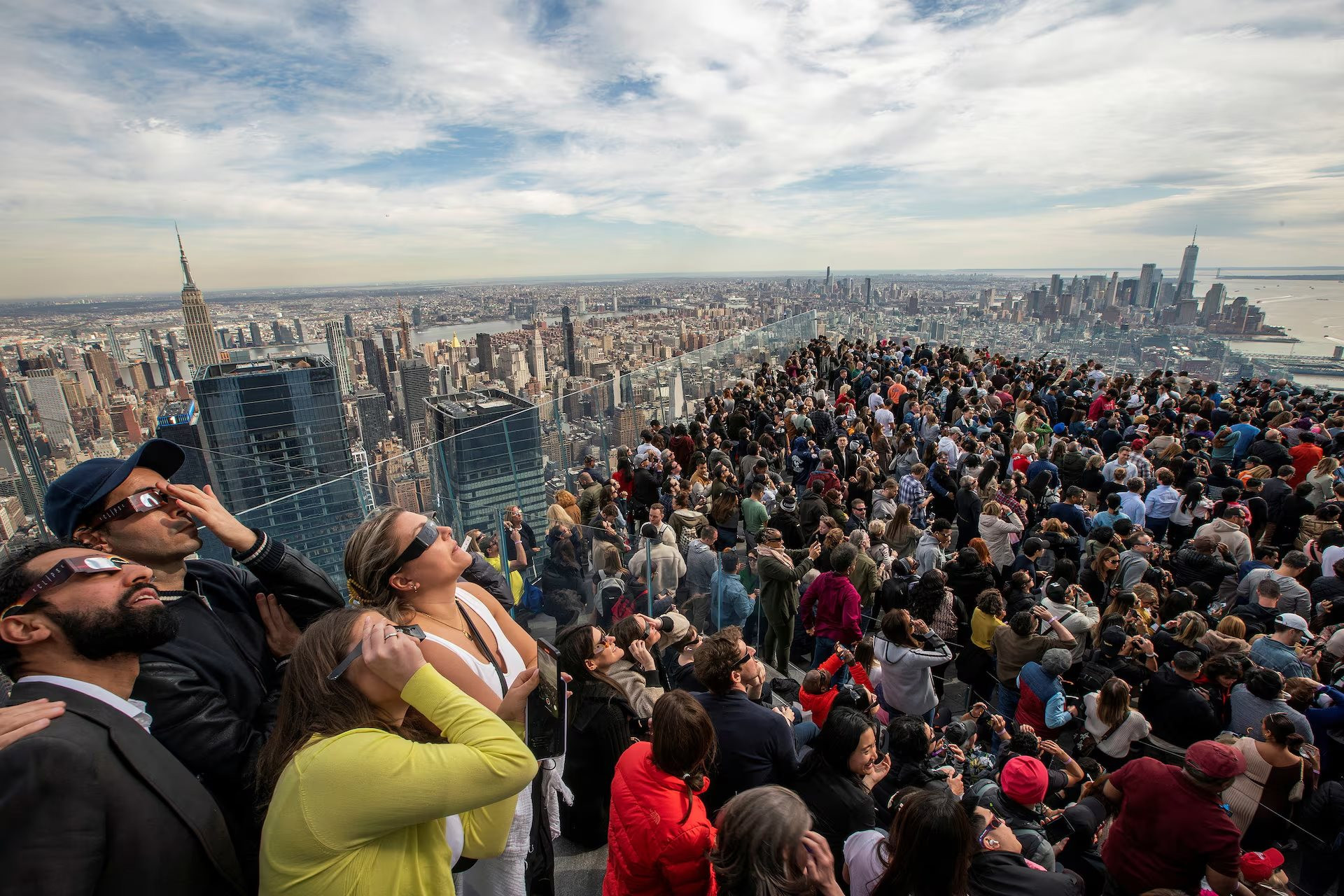 Chật k&iacute;n kh&aacute;ch du lịch&nbsp;quan s&aacute;t nhật thực tr&ecirc;n đ&agrave;i Edge tại Hudson Yards ở Th&agrave;nh phố New York. Ảnh: Reuters.