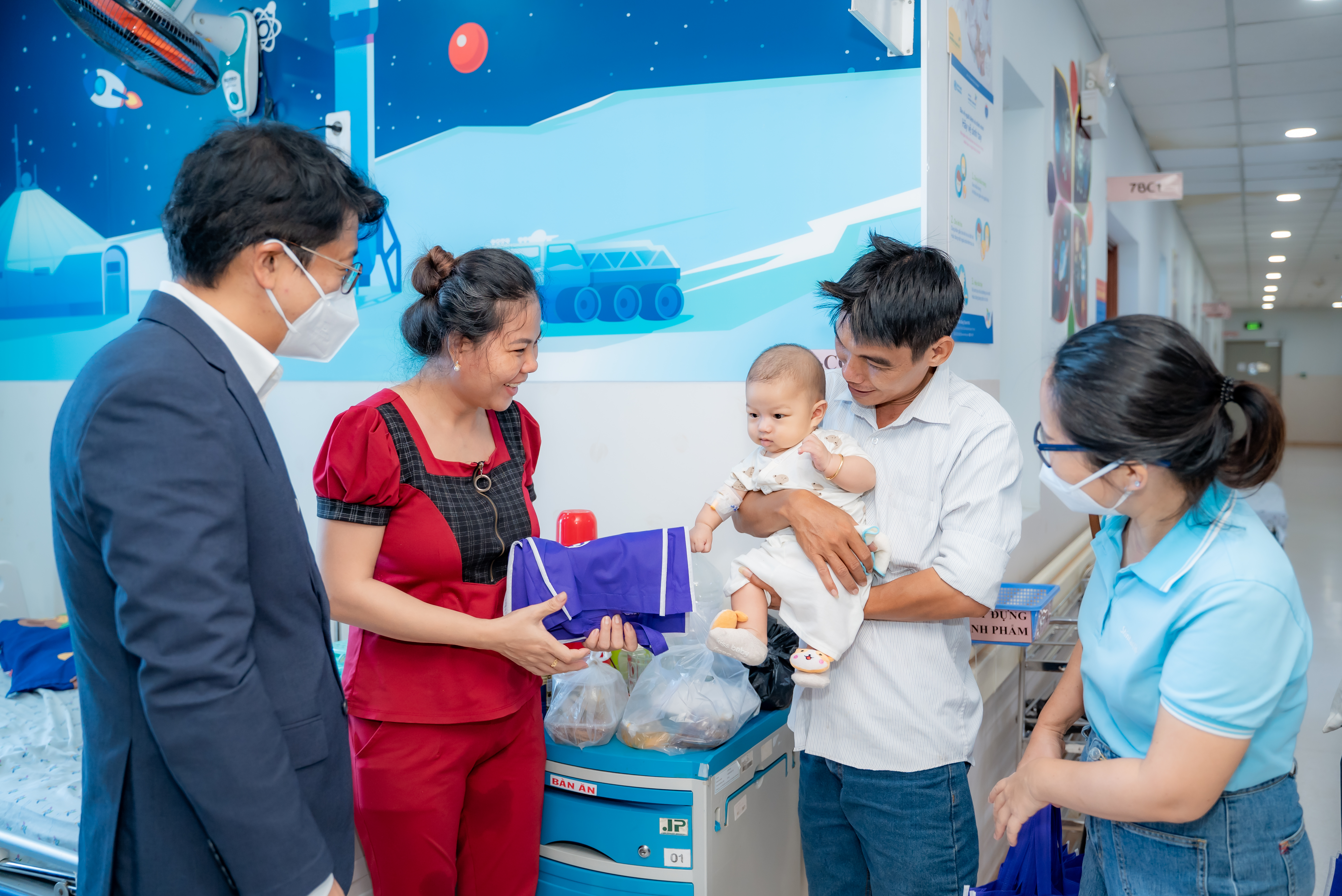 Shinhan Life Việt Nam thường xuy&ecirc;n thăm hỏi, hỗ trợ viện ph&iacute; cho c&aacute;c bệnh nhi ung thư.