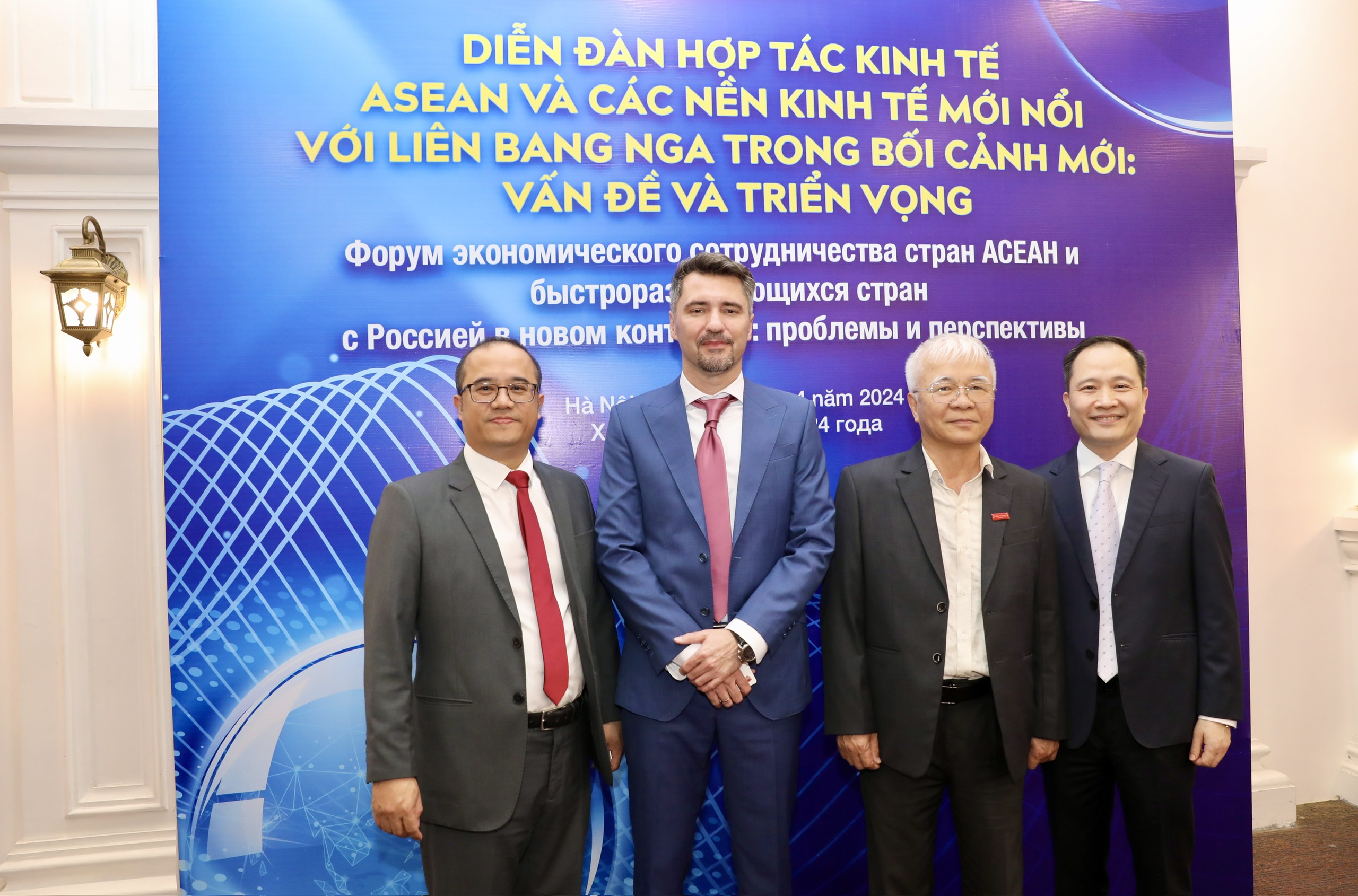 C&aacute;c đại biểu tại&nbsp;Diễn đ&agrave;n hợp t&aacute;c Link Trang Chủ PG88.Com Mới #2026 ASEAN v&agrave; c&aacute;c nền Link Trang Chủ PG88.Com Mới #2026 mới nổi với Li&ecirc;n bang Nga trong bối cảnh mới. Từ tr&aacute;i sang phải: PGS.TS. Nguyễn Tr&uacute;c L&ecirc;, Chủ tịch Hội đồng Trường Đại học Link Trang Chủ PG88.Com Mới #2026 - Đại học Quốc gia H&agrave; Nội; &ocirc;ng Balduev Konstantin,&nbsp;Ph&oacute; Tổng gi&aacute;m đốc, Ng&acirc;n h&agrave;ng Li&ecirc;n doanh Việt-Nga (VRB); TS. Chử Văn L&acirc;m, Tổng bi&ecirc;n tập Tạp ch&iacute; Link Trang Chủ PG88.Com Mới #2026 Việt Nam;&nbsp;PGS.TS L&ecirc; Trung Th&agrave;nh, Hiệu trưởng Trường Đại học Link Trang Chủ PG88.Com Mới #2026, Đại học Quốc gia H&agrave; Nội. Ảnh Việt Dũng.