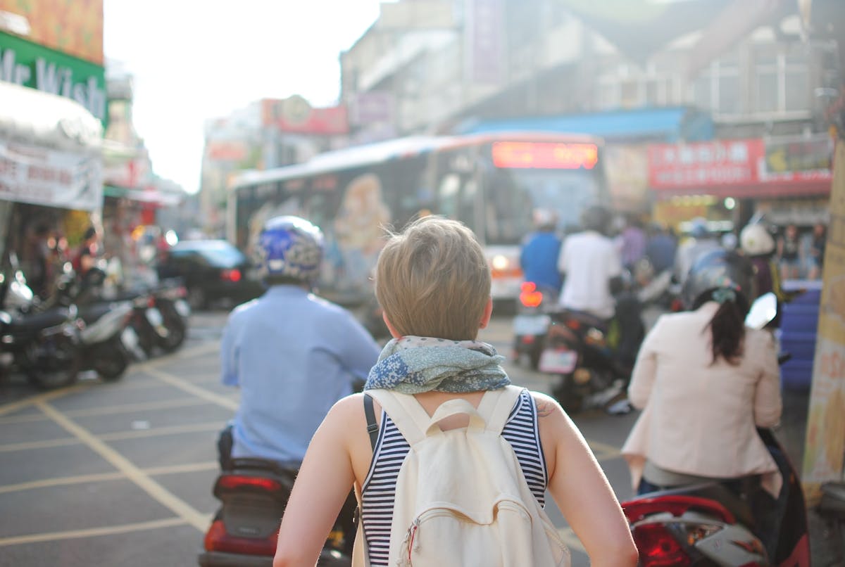 Với sự gi&uacute;p sức của Ic&ocirc;ng nghệ, người d&ugrave;ng c&oacute; thể tự thiết kế tour, đặt ph&ograve;ng, mua v&eacute; m&aacute;y bay m&agrave; kh&ocirc;ng cần nhờ đến đơn vị trung gian.