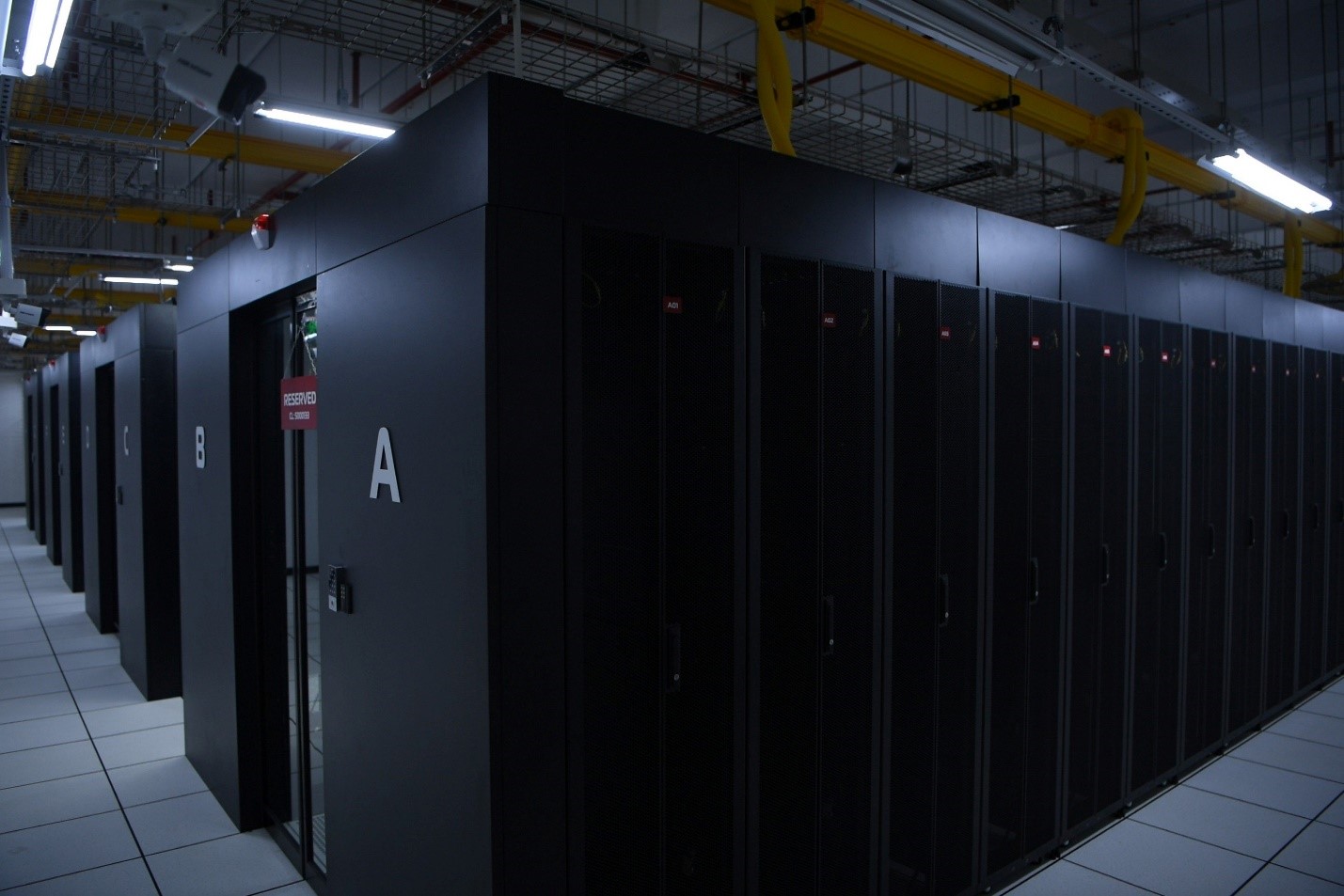 Data Center thế hệ mới của Viettel được thiết kế với c&aacute;c tủ rack c&ocirc;ng suất cao, để đ&aacute;p ứng c&aacute;c nhu cầu về AI v&agrave; Big Data.