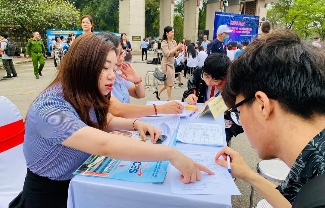 Tiếp nhận th&ocirc;ng tin t&igrave;m việc l&agrave;m của người PG88 Sòng bạc trực tuyến TOP 1 Việt Nam | Casino, Nổ Hũ. Ảnh: Thanh Hải.