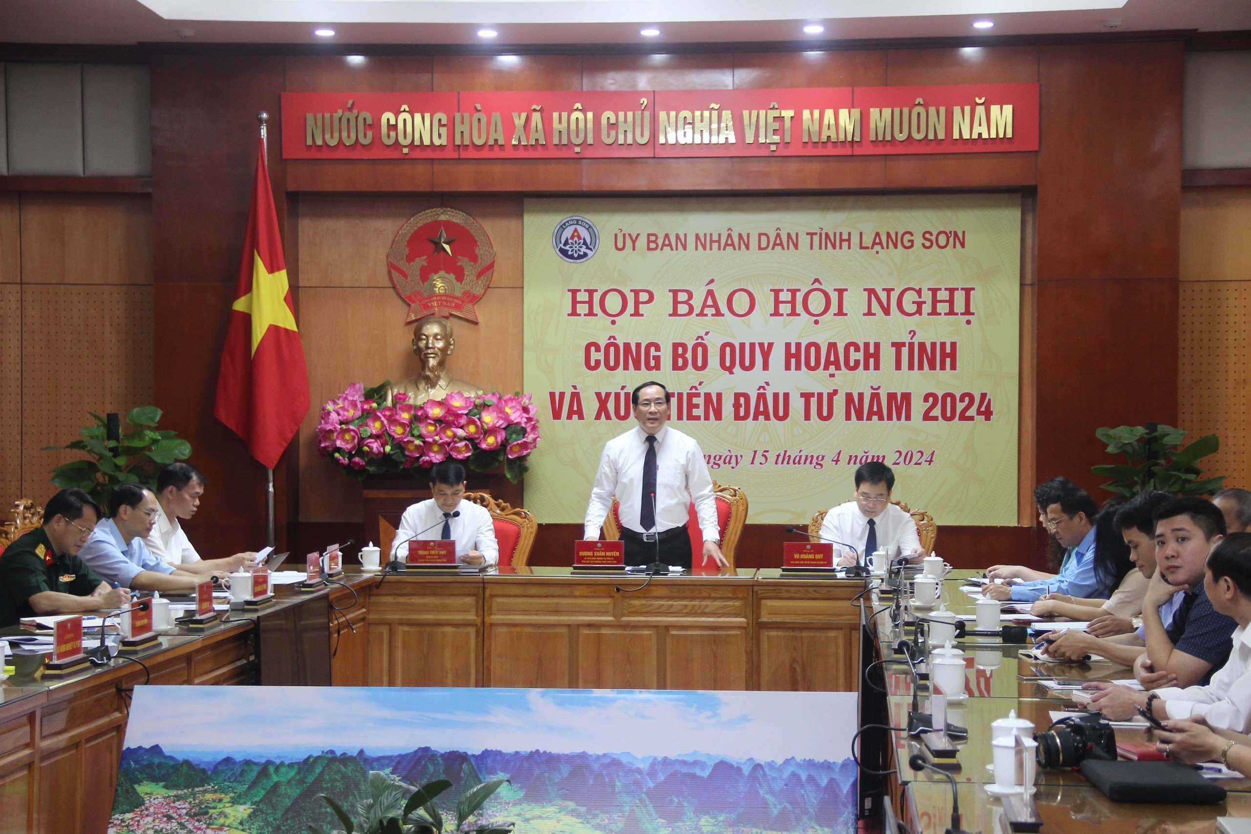 &Ocirc;ng Dương Xu&acirc;n Huy&ecirc;n, Ph&oacute; Chủ tịch Thường trực UBND tỉnh Lạng Sơn chủ tr&igrave; họp b&aacute;o.