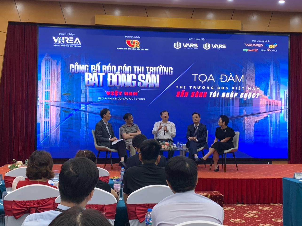 C&aacute;c diễn giả thảo luận tại tọa đ&agrave;m Thị trường bất động sản Việt Nam sẵn s&agrave;ng t&aacute;i nhập cuộc trong khu&ocirc;n khổ Chương tr&igrave;nh Lễ C&ocirc;ng bố b&aacute;o c&aacute;o thị trường bất động sản Việt Nam.