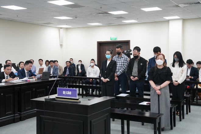 Các bị cáo tại phiên tòa ngày 9/4.