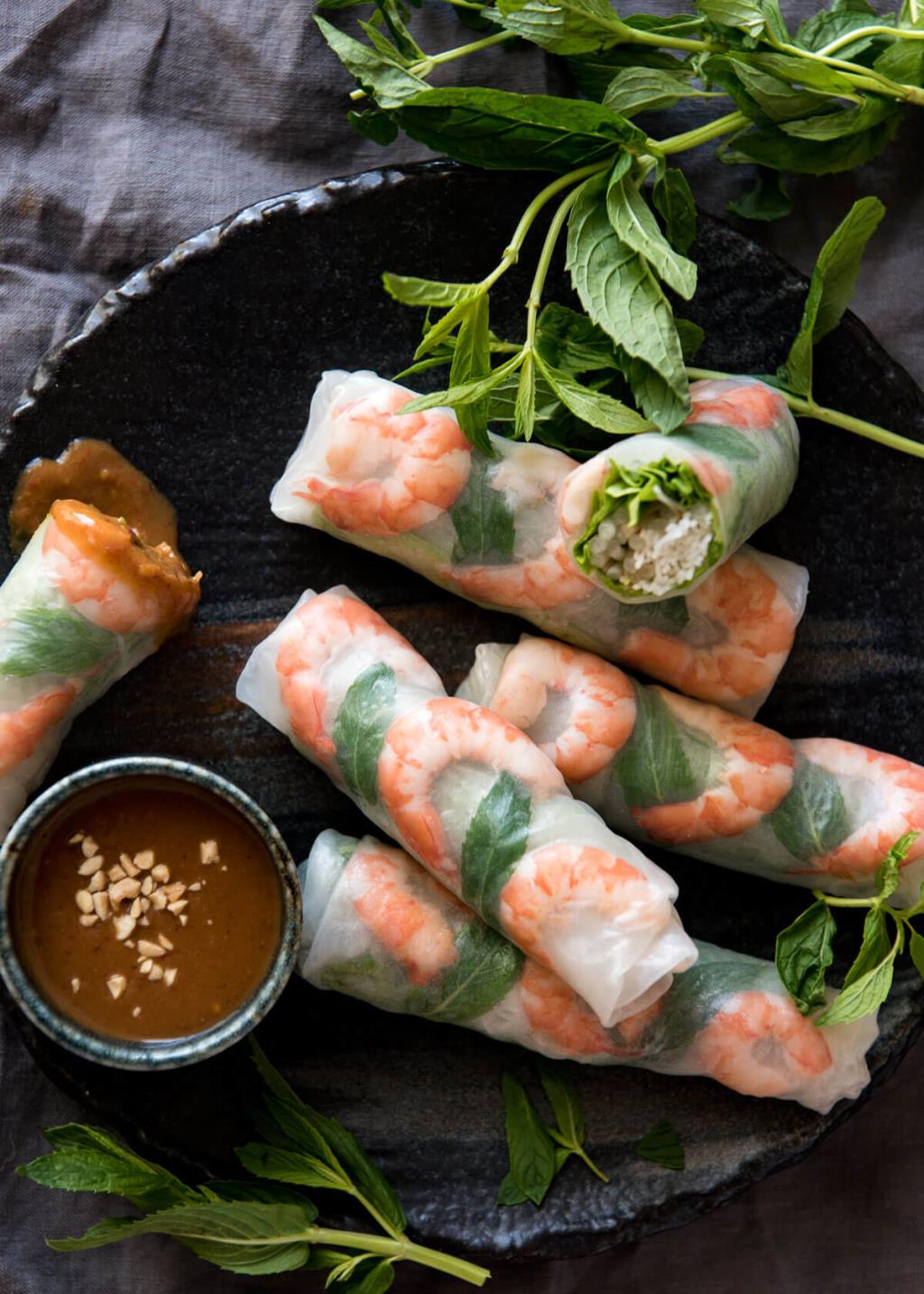 Ngo&agrave;i thức uống, c&aacute;c m&oacute;n ăn gi&uacute;p giải nhiệt cũng rất h&uacute;t h&agrave;ng.