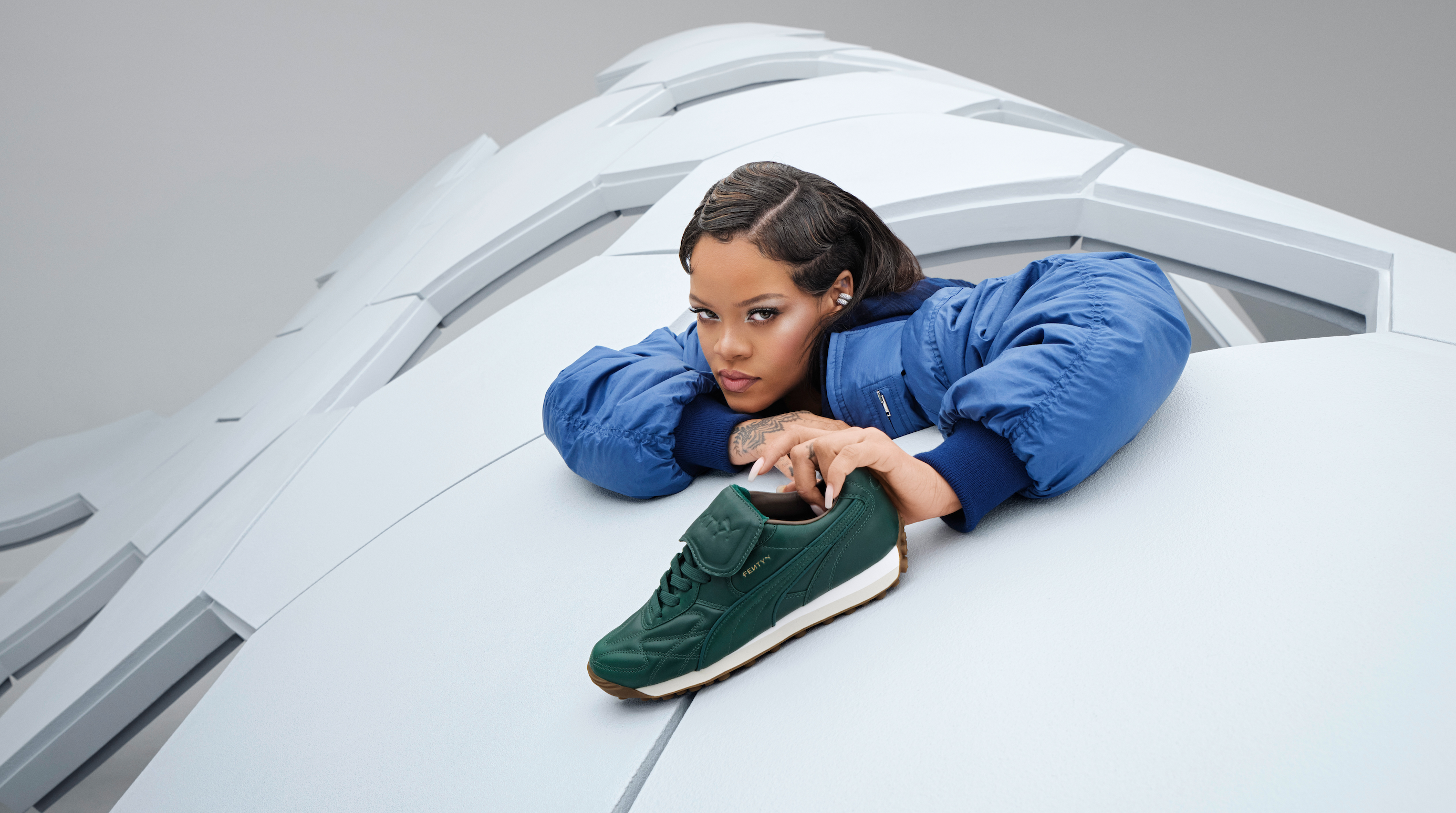 Rihanna cũng đ&atilde; rất th&agrave;nh c&ocirc;ng khi đảm nhận vai tr&ograve; Gi&aacute;m đốc s&aacute;ng tạo cho bộ sưu tập Fenty x Puma.