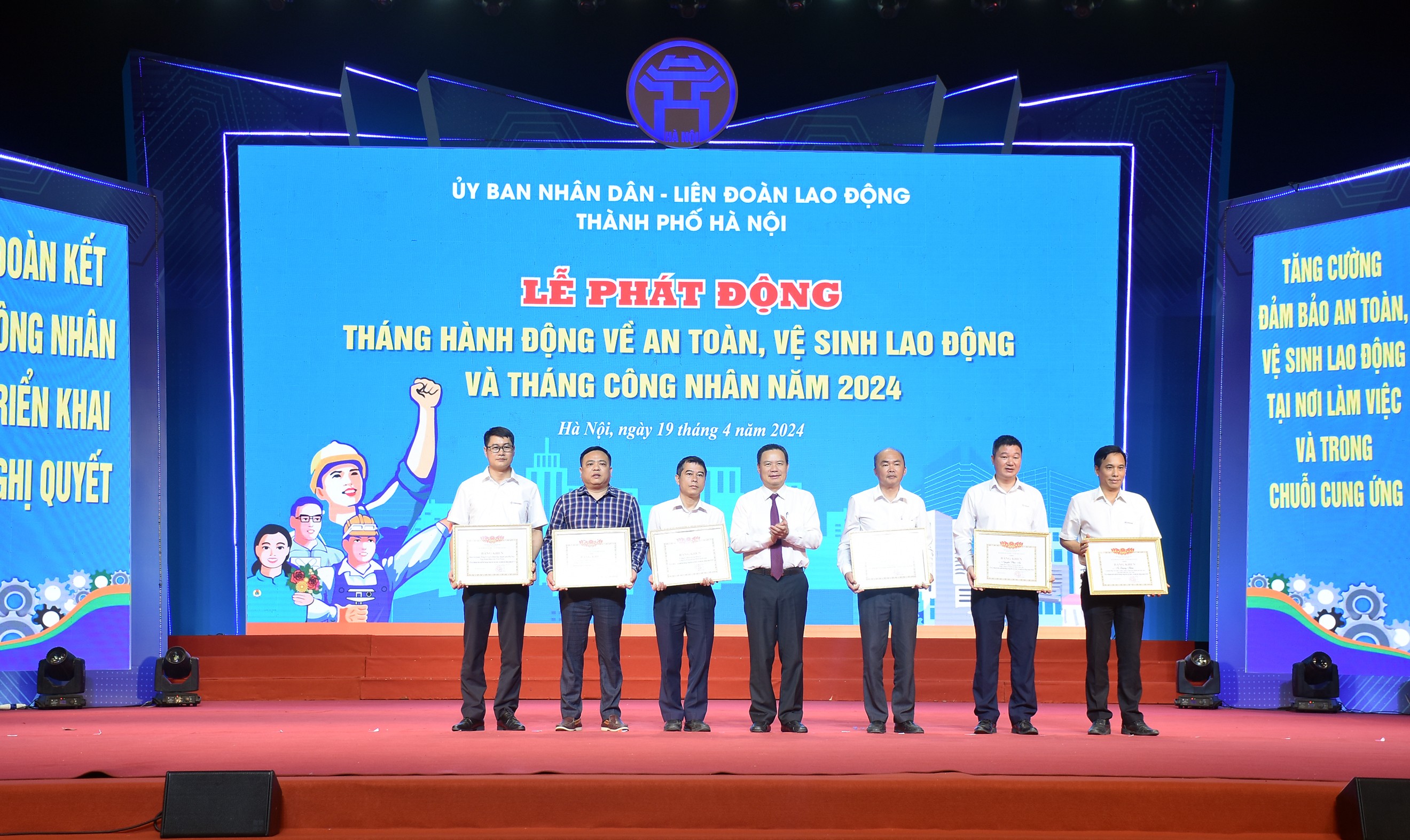 Thứ trưởng Bộ PG88 Sòng bạc trực tuyến TOP 1 Việt Nam | Casino, Nổ Hũ - Thương binh v&agrave; X&atilde; hội L&ecirc; Văn Thanh tặng Bằng khen cho c&aacute;c tập thể, c&aacute; nh&acirc;n.