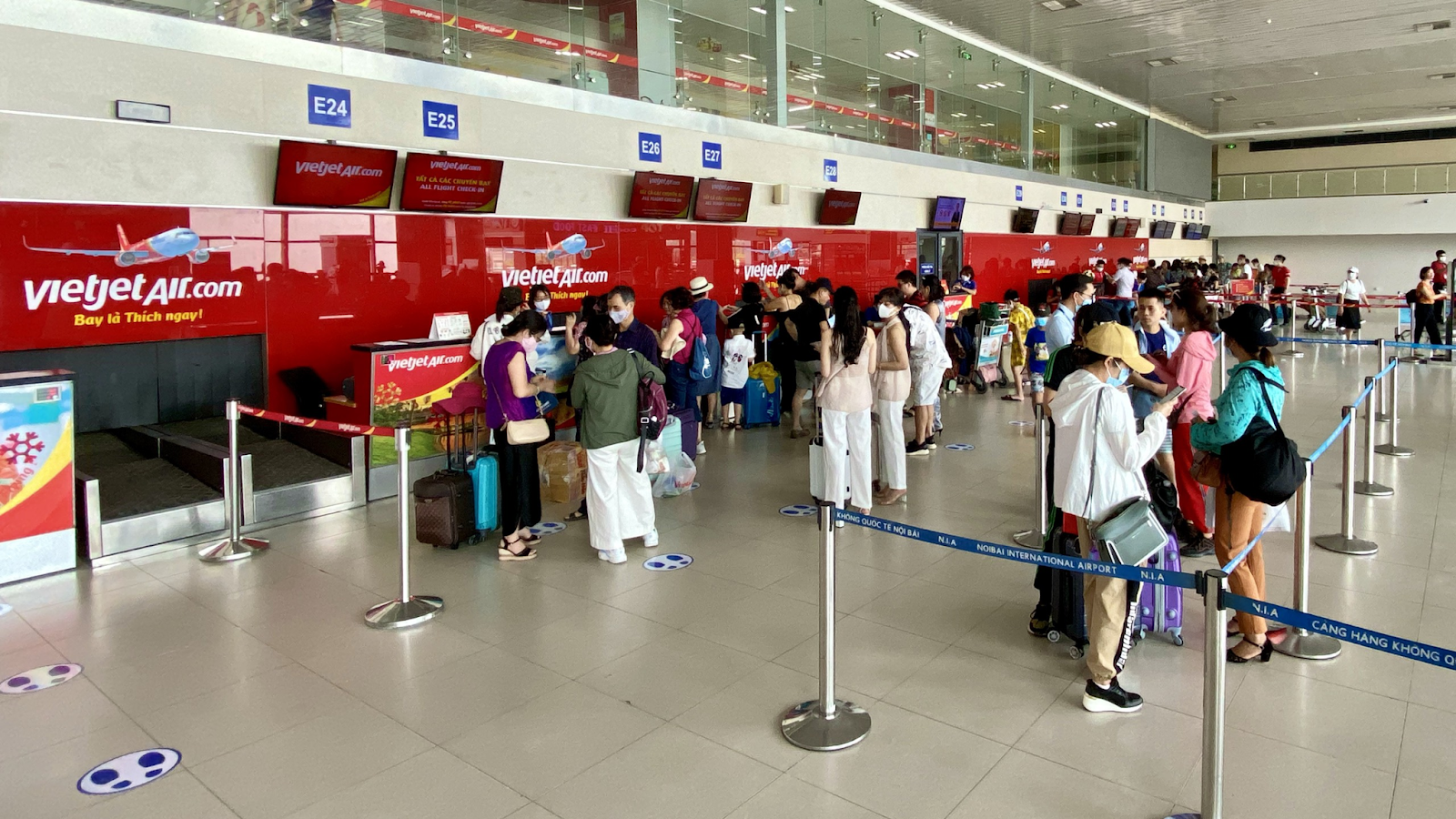 Giai đoạn trước ng&agrave;y nghỉ lễ (ng&agrave;y 26, 27, 28 v&agrave; 29/4), đường bay c&oacute; tỷ lệ đặt chỗ cao nhất l&agrave; H&agrave; Nội - Quảng B&igrave;nh (99,51% ng&agrave;y 27/4).