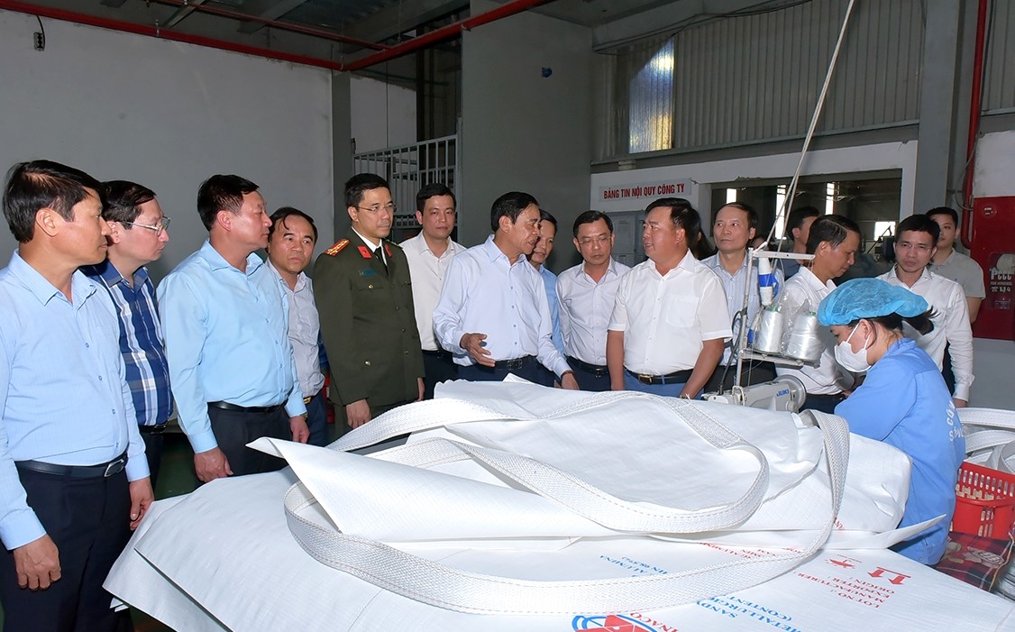 Lãnh đạo tỉnh Hà Tĩnh đi kiểm tra tình hoạt động của 6Pg88.con độc quyền mỗi ngày trên địa bàn. Ảnh Báo Hà Tĩnh