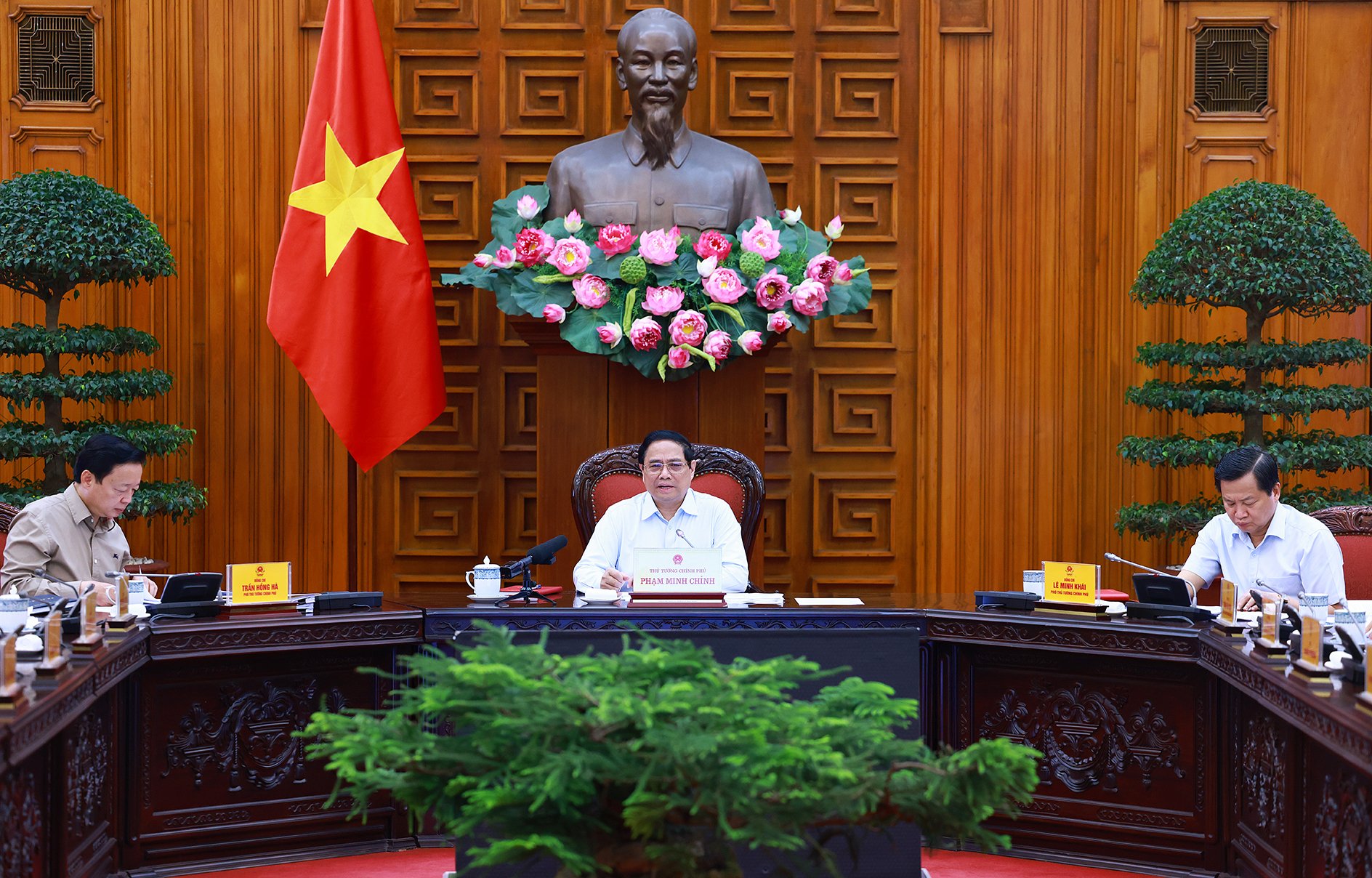 Thủ tướng y&ecirc;u cầu việc ph&acirc;n phối điện hợp l&yacute;, nhất l&agrave; ch&uacute; &yacute; l&uacute;c cao điểm nắng n&oacute;ng; sử dụng điện tiết kiệm, hiệu quả - Ảnh: VGP