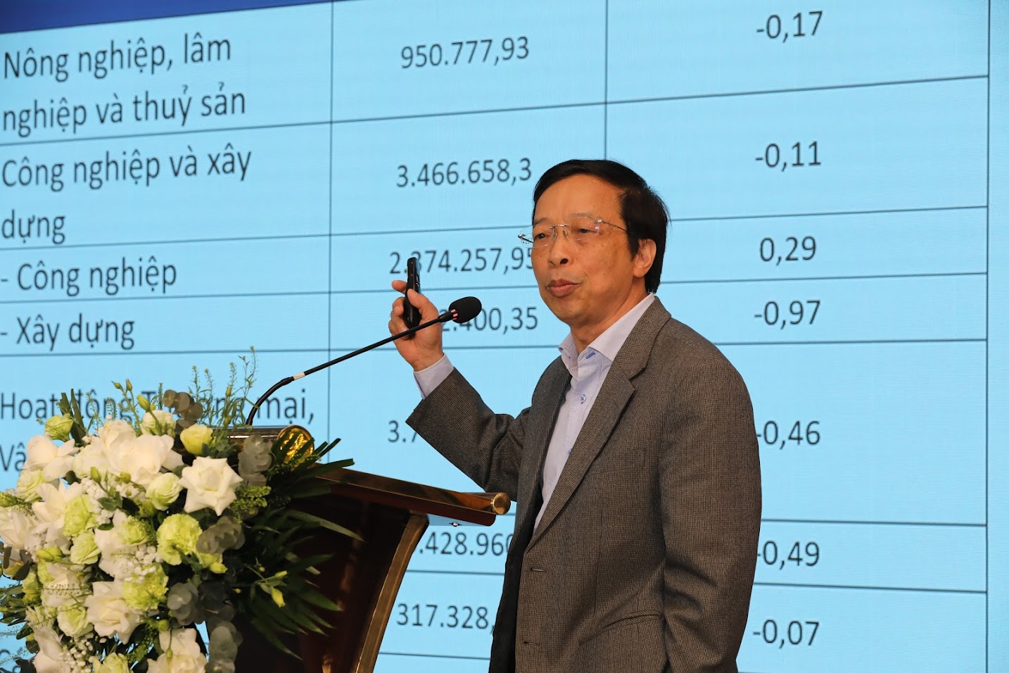 &nbsp;TS. Phạm Xu&acirc;n H&ograve;e, Nguy&ecirc;n Ph&oacute; Viện trưởng Viện Chiến lược Ng&acirc;n h&agrave;ng, cho rằng, d&ograve;ng tiền tr&ecirc;n thị trường đang 