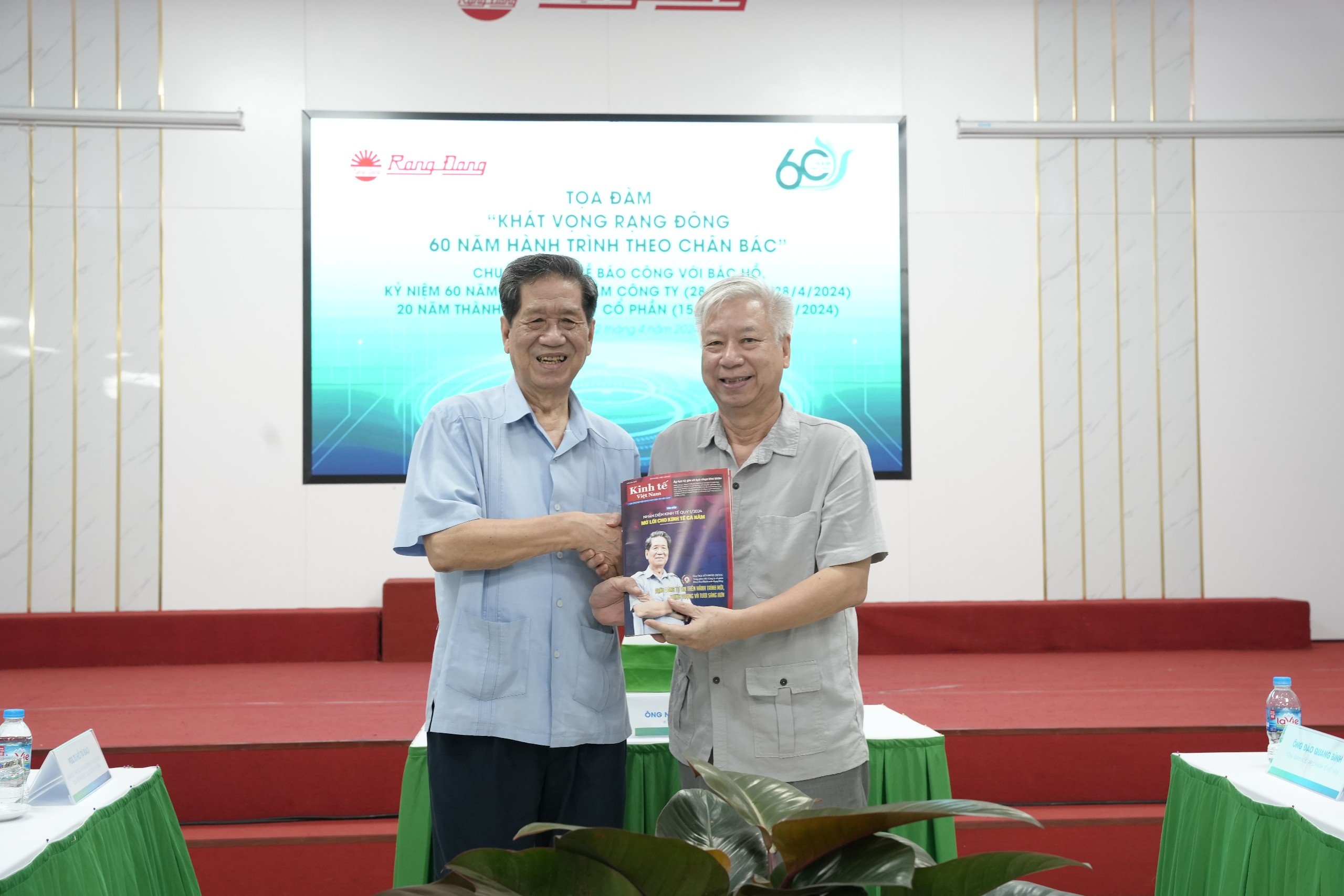 &Ocirc;ng Đ&agrave;o Quang B&iacute;nh, Tổng gi&aacute;m đốc, Tổng thư k&yacute; T&ograve;a soạn, Tạp ch&iacute; Link Trang Chủ PG88.Com Mới #2026 Việt Nam - 6PG88VN trao tặng &ocirc;ng Nguyễn Đo&agrave;n Thăng số b&aacute;o mới nhất ra ng&agrave;y 22/4, trong đ&oacute; c&oacute; nhiều b&agrave;i viết đề cập tới h&agrave;nh tr&igrave;nh 60 năm của Rạng Đ&ocirc;ng.