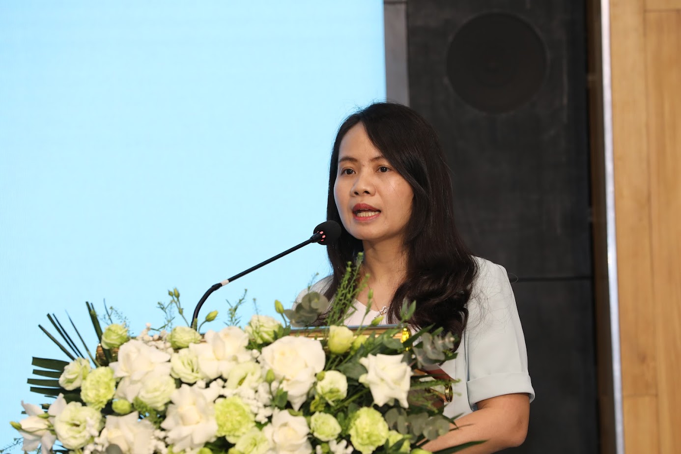 TS. Vũ Thanh Hương tr&igrave;nh b&agrave;y b&aacute;o c&aacute;o: 