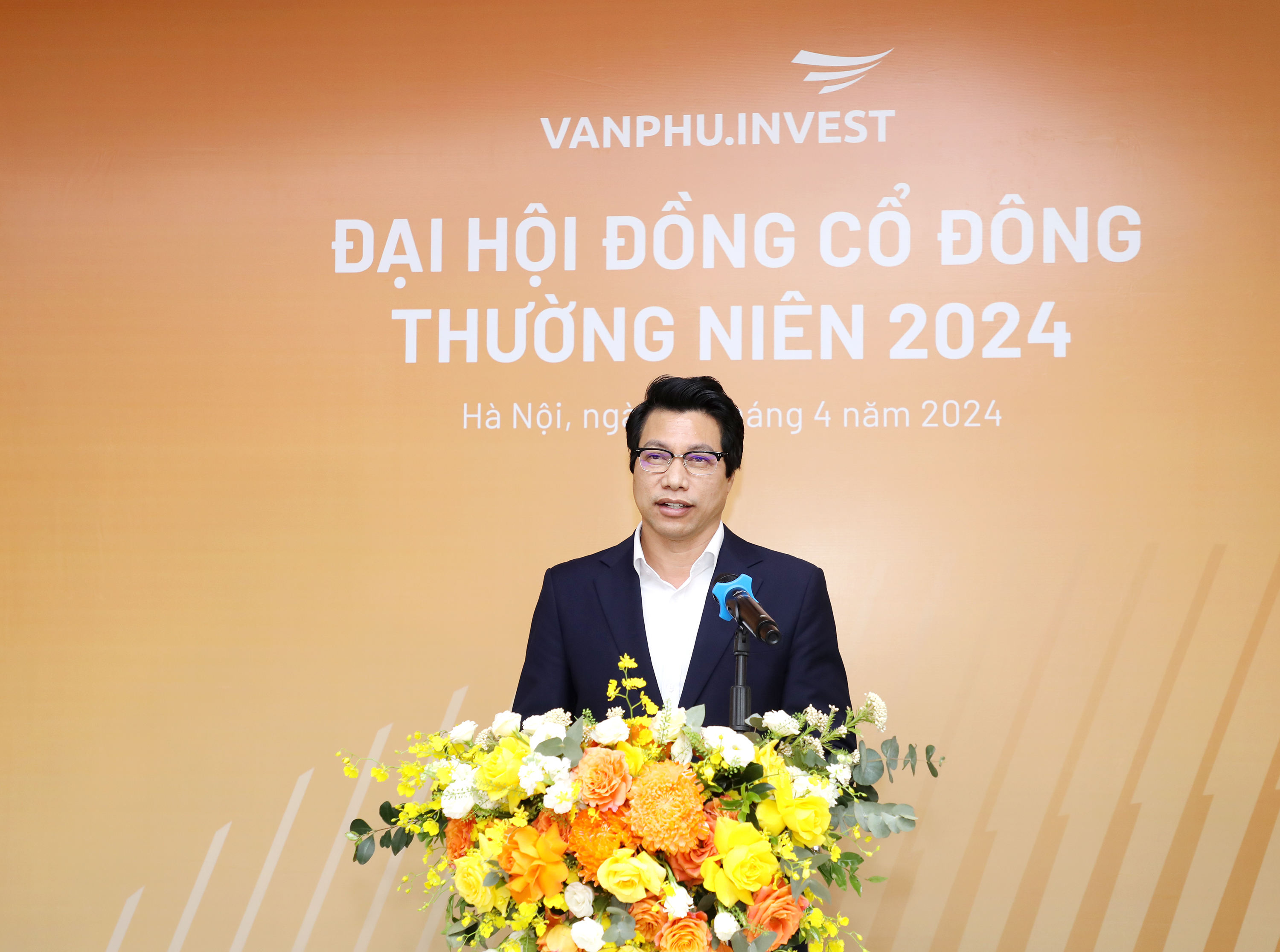 &Ocirc;ng T&ocirc; Như To&agrave;n, Chủ tịch HĐQT Văn Ph&uacute; - Invest ph&aacute;t biểu tại cuộc họp ĐHCĐ.
