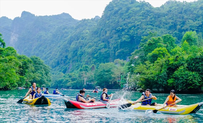 Du khách đến trải nghiệm tại Vườn quốc gia Phong Nha – Kẻ Bàng.  Ảnh: LPL
