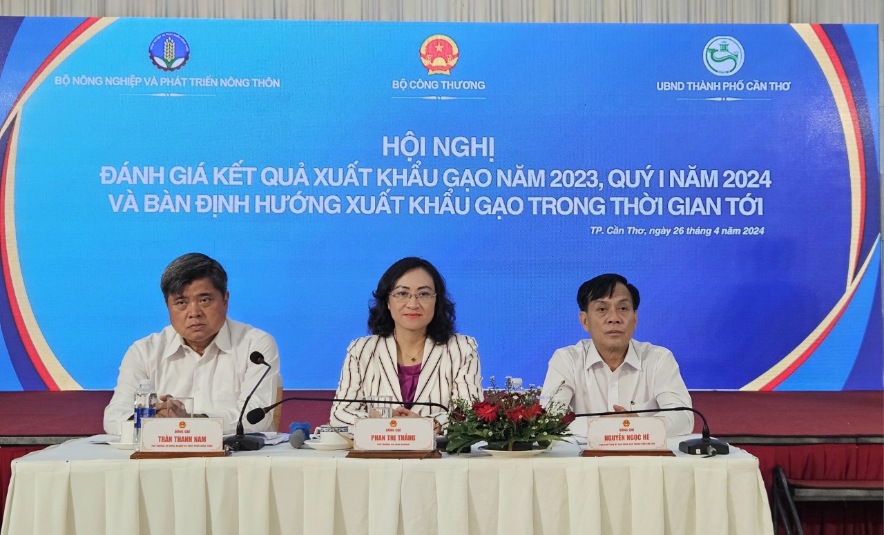 B&agrave; Phan Thị Thắng, Thứ trưởng Bộ C&ocirc;ng Thương (ngồi giữa); &ocirc;ng Trần Thanh Nam, Thứ trưởng Bộ N&ocirc;ng nghiệp v&agrave; Ph&aacute;t triển n&ocirc;ng th&ocirc;n (ngồi ngo&agrave;i c&ugrave;ng b&ecirc;n tr&aacute;i) v&agrave; &ocirc;ng Nguyễn Ngọc H&egrave;, Ph&oacute; Chủ tịch UBND Th&agrave;nh phố Cần Thơ (ngồi ngo&agrave;i c&ugrave;ng b&ecirc;n phải), đồng chủ tr&igrave; Hội nghị.