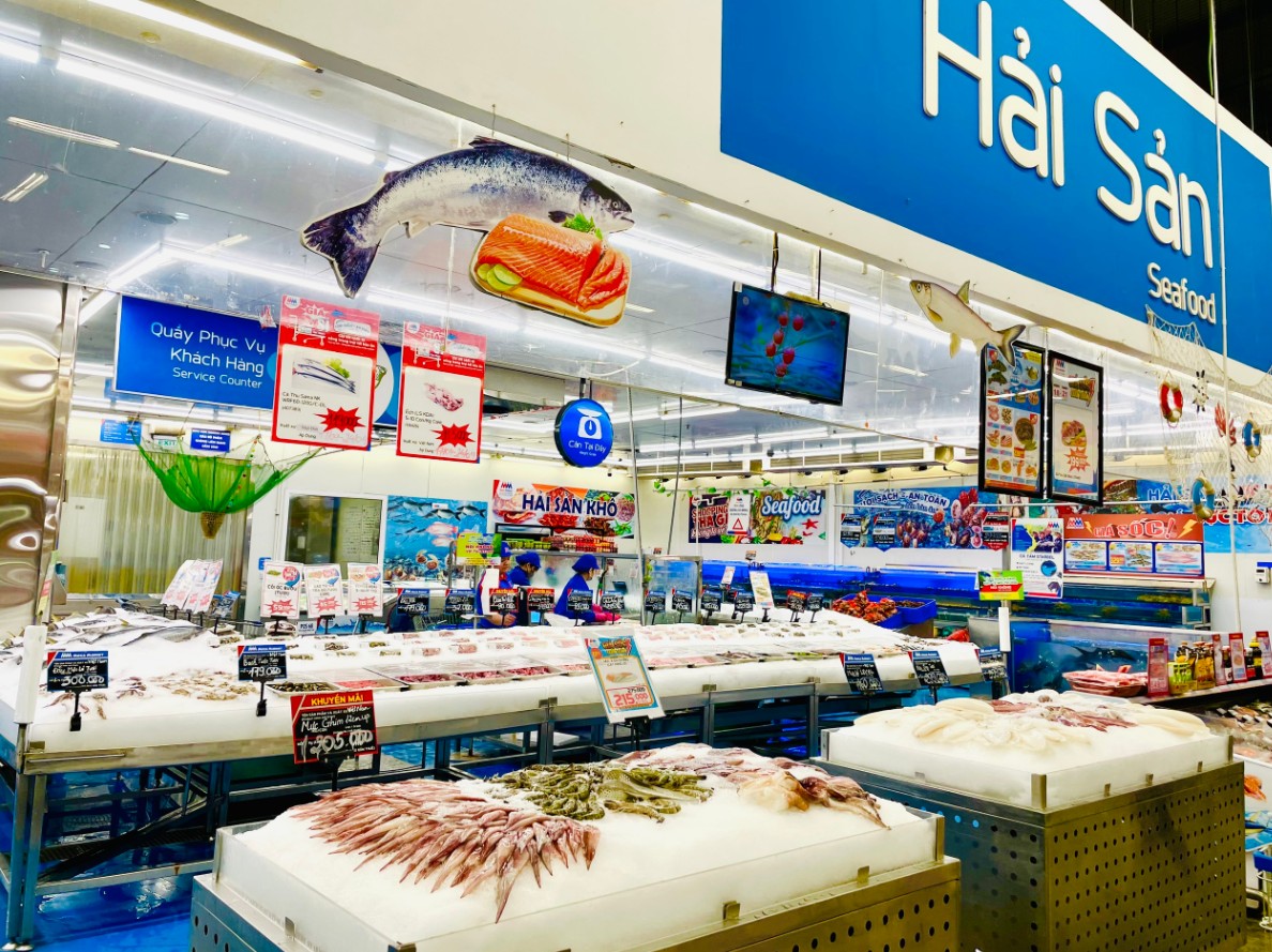 Kh&ocirc;ng chỉ giảm gi&aacute; kịch s&agrave;n, c&aacute;c nh&agrave; b&aacute;n lẻ c&ograve;n thiết kế c&aacute;c chương tr&igrave;nh khuyến mại dựa tr&ecirc;n t&acirc;m l&yacute; mua h&agrave;ng của người d&acirc;n.