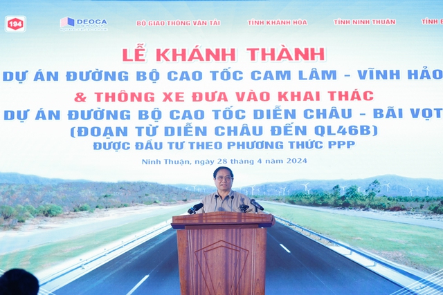 Thủ tướng đ&uacute;c r&uacute;t 5 b&agrave;i học kinh nghiệm từ 2 dự &aacute;n - Ảnh: VGP.