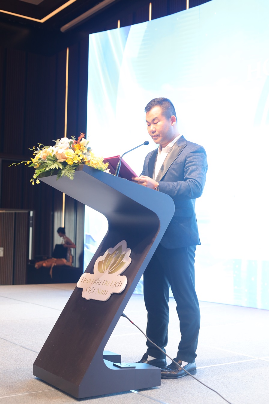 Trưởng Ban tổ chức cuộc thi Đ&agrave;m Phương Anh ph&aacute;t biểu tại họp b&aacute;o.