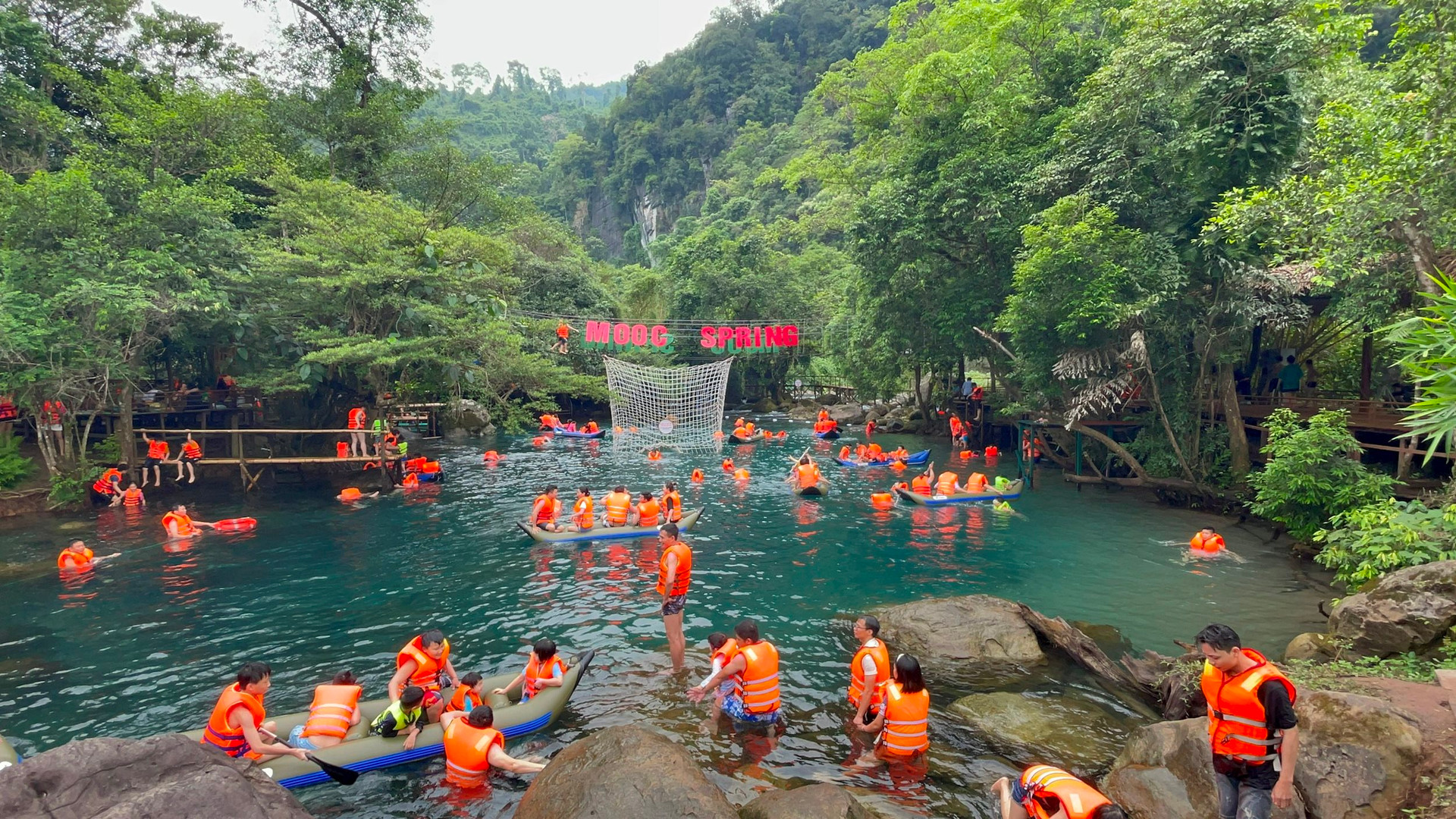 Suối Nước Moọc, Quảng B&igrave;nh điểm đến l&yacute; tưởng của nhiều du kh&aacute;ch trong dịp lễ 30/4 - 1/5. Ảnh: T.H