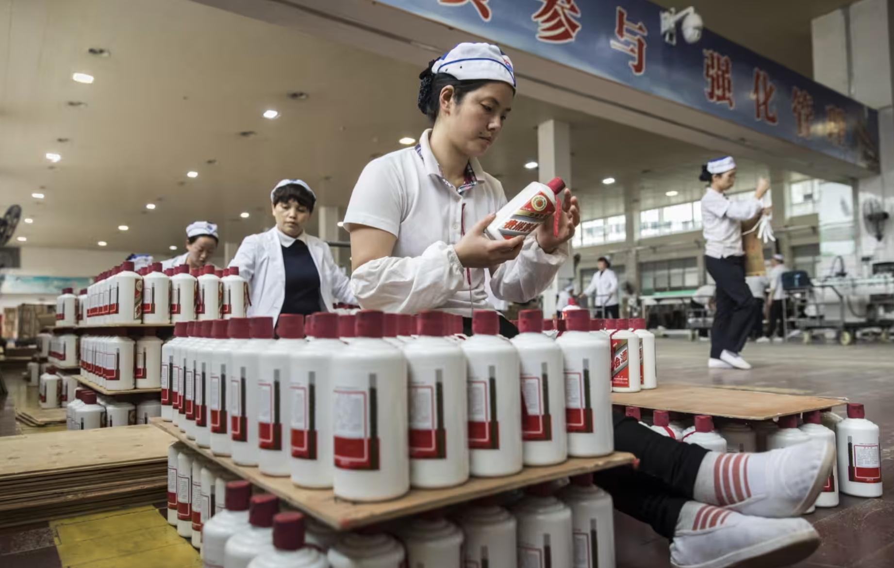Một nh&agrave; m&aacute;y của nh&agrave; sản xuất rượu số một Trung Quốc Moutai.&nbsp; - Ảnh: Bloomberg