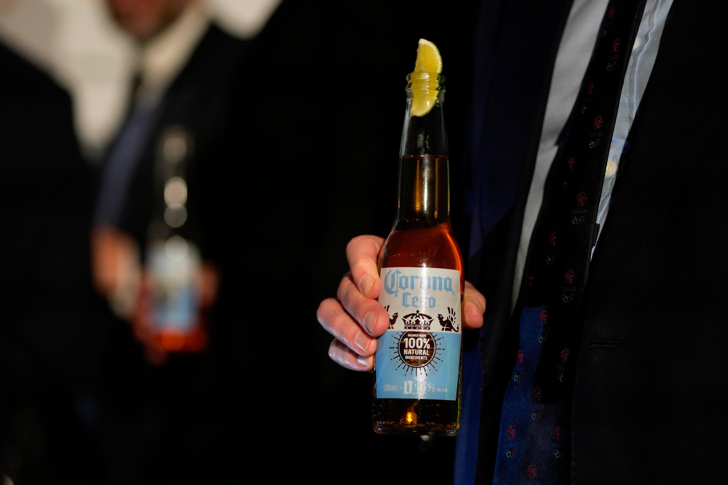 Loại bia ch&iacute;nh thức của Thế vận hội năm nay sẽ l&agrave; bia kh&ocirc;ng cồn Corona Cero do h&atilde;ng AB InBev sản xuất.