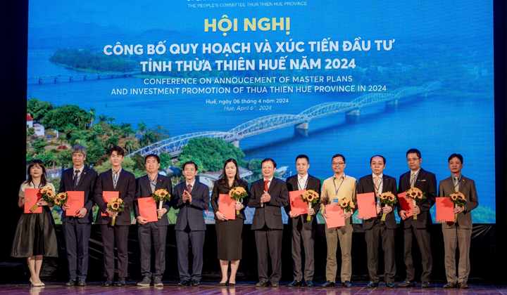 Lãnh đạo tỉnh Thừa Thiên Huế trao giấy chứng nhận đăng ký đầu tư cho các Link Trang Chủ PG88.Com Mới #2026 tại Hội nghị công bố Quy hoạch và xúc tiến đầu tư tỉnh Thừa Thiên Huế năm 2024, diễn ra vào đầu tháng 4 vừa qua.