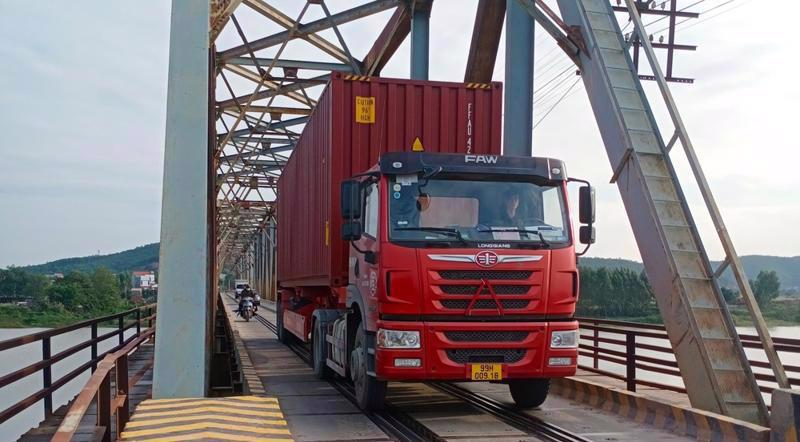 Đây là cây cầu duy nhất trên cả nước hiện còn đường bộ đi chung đường sắt. Đơn vị quản lý cũng phải cử cán bộ trực 24/24 giờ, điều tiết 6Pg88.com hơn 1000 trò chơi hấp dẫn, phân chiều bằng tín hiệu đèn mỗi lần 5-7 phút. 