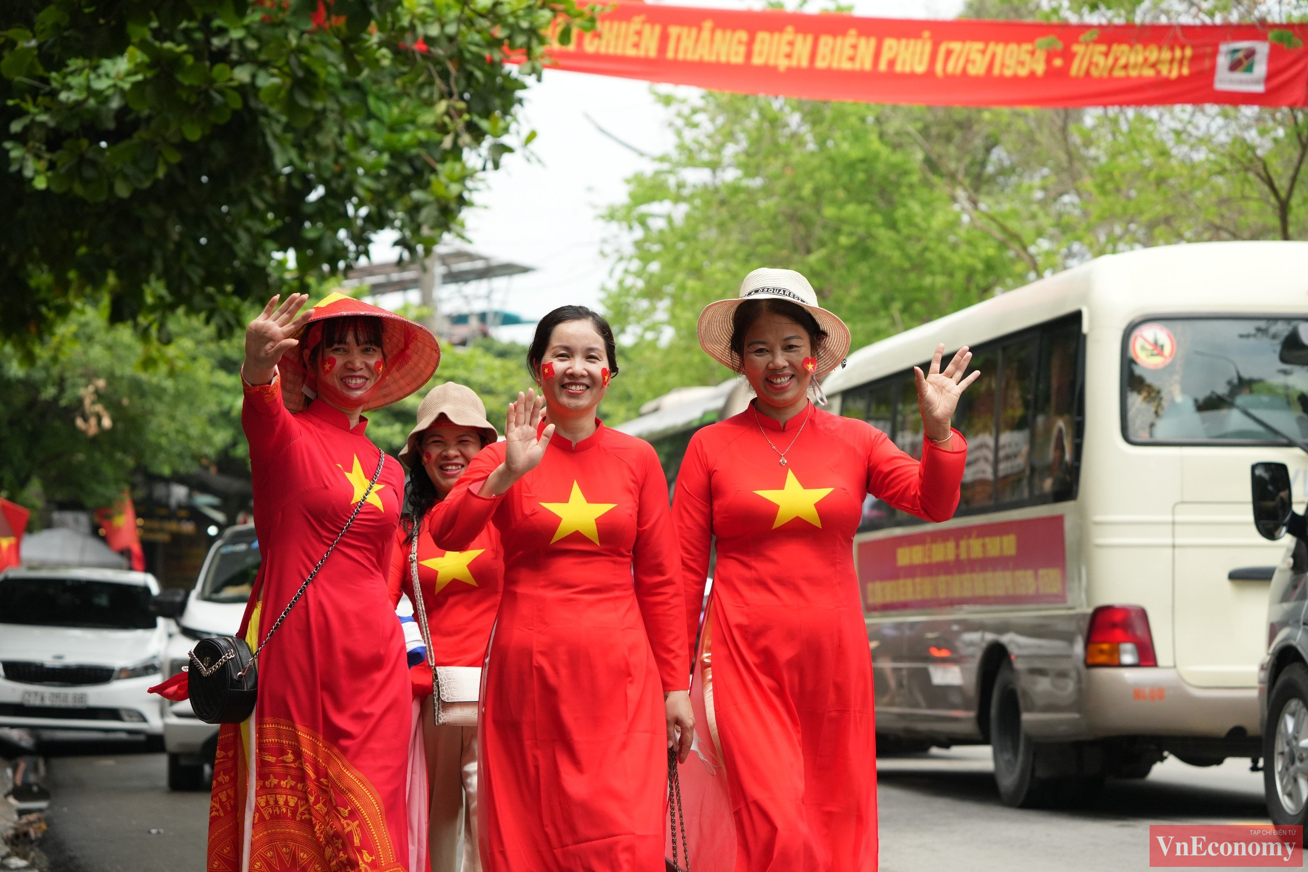 Đến chiều nay,&nbsp;khắp c&aacute;c ngả đường ở th&agrave;nh phố Điện Bi&ecirc;n Phủ vẫn tấp nập du kh&aacute;ch.&nbsp;Để đảm bảo an to&agrave;n, C&ocirc;ng an tỉnh Điện Bi&ecirc;n đ&atilde; huy động 100% qu&acirc;n số, t&uacute;c trực tr&ecirc;n c&aacute;c tuyến để ph&acirc;n luồng, điều tiết giao th&ocirc;ng.
